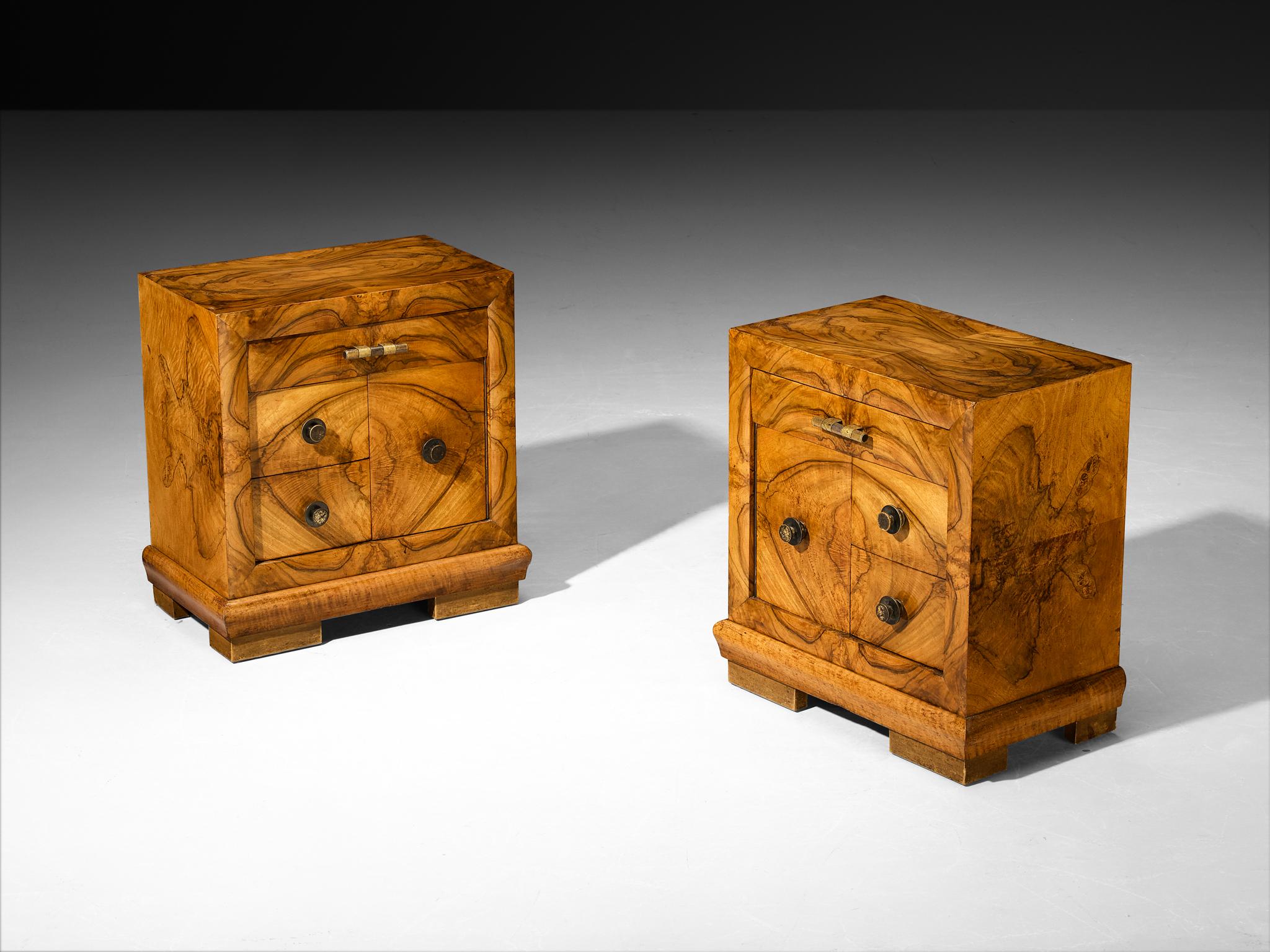Gaetano Borsani pour Atelier di Varedo - Gaetano Borsani, tables de nuit, ronce de noyer, laiton, Milan, Italie, 1930 

Tables de nuit exceptionnelles conçues par Gaetano Borsani, fondateur de l'Atelier di Varedo, l'atelier où la voie artistique de
