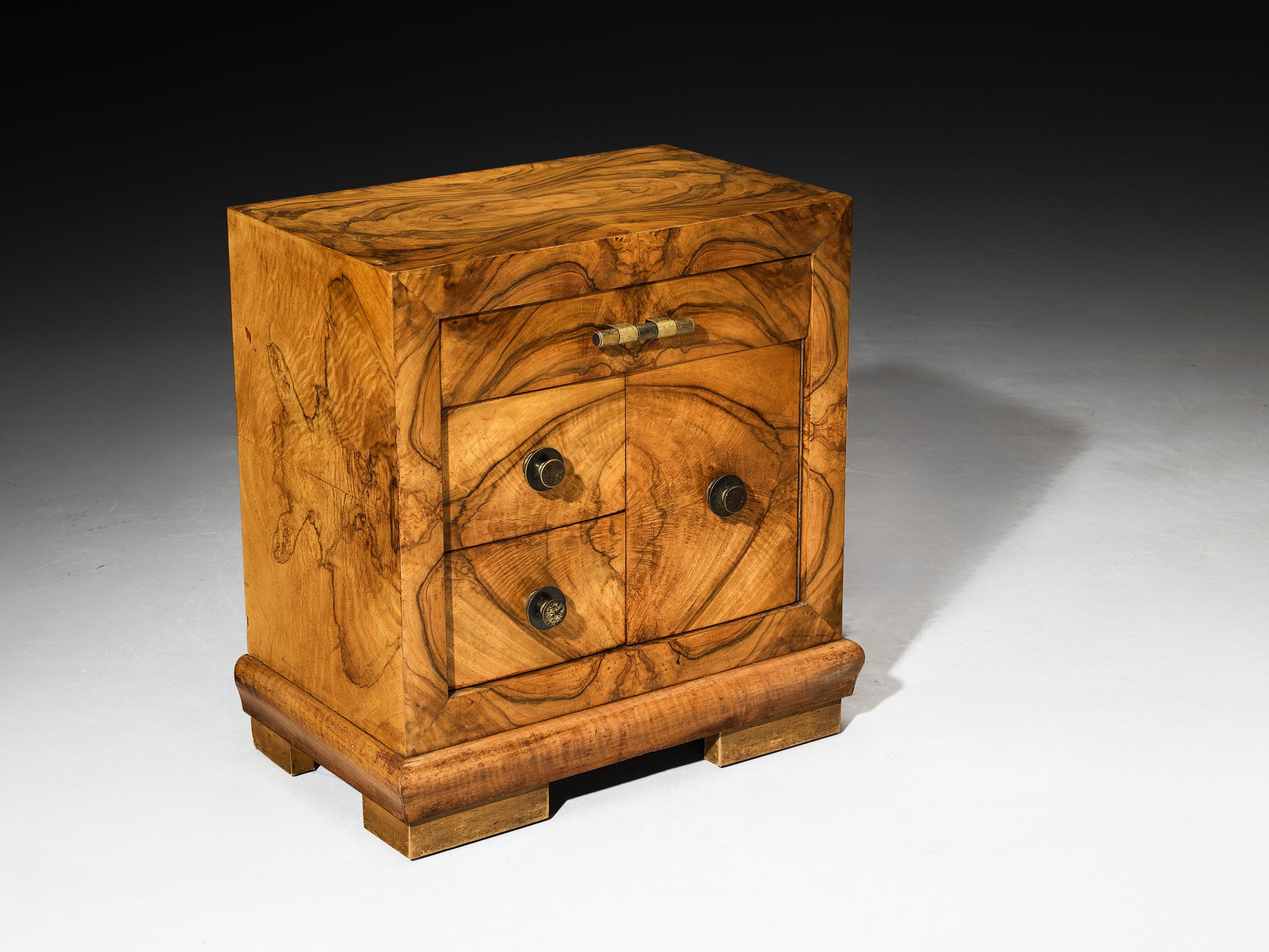 italien Gaetano Borsani pour Atelier Borsani Varedo Tables de nuit en loupe de noyer et laiton en vente