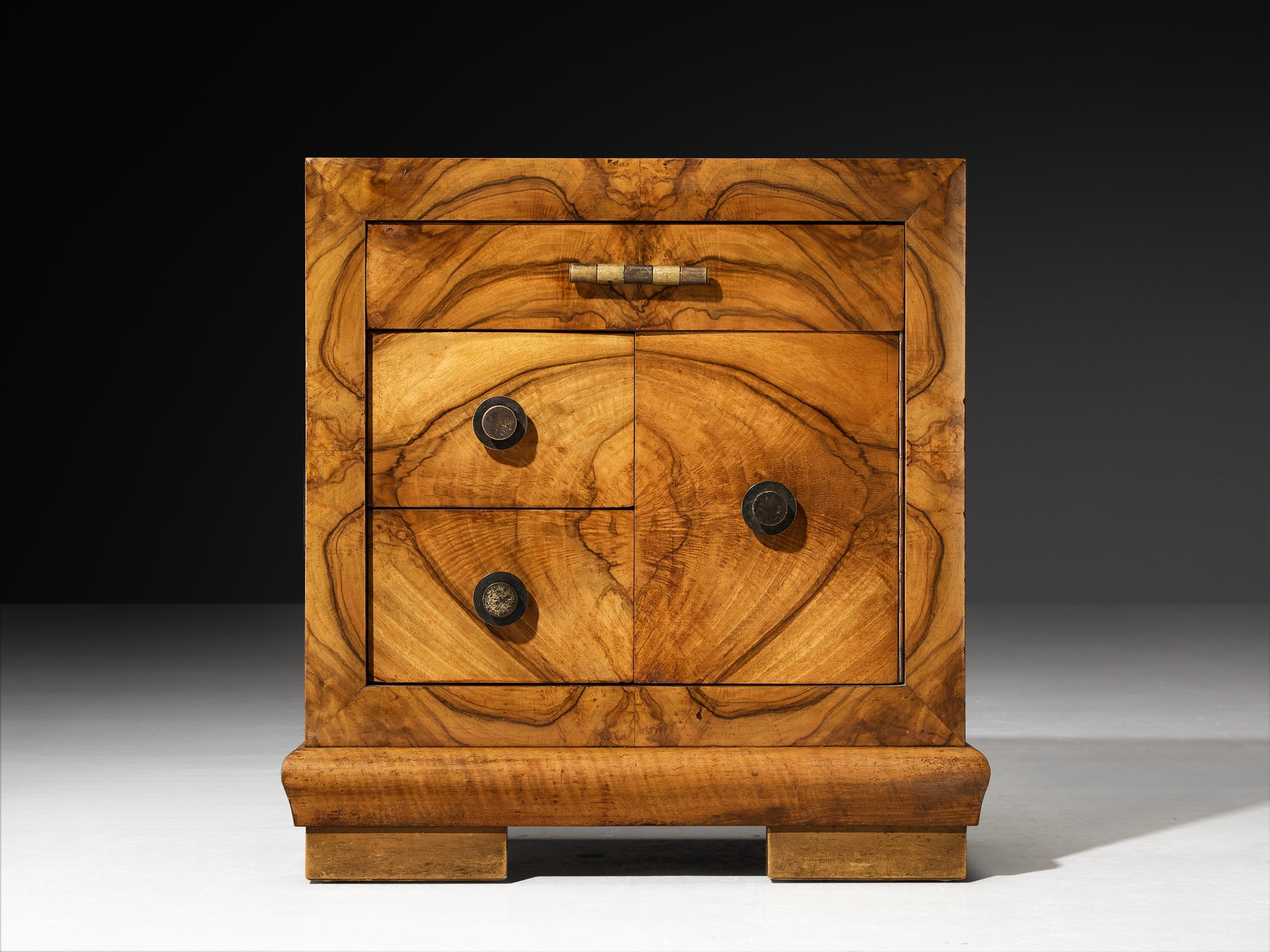 Gaetano Borsani pour Atelier Borsani Varedo Tables de nuit en loupe de noyer et laiton Bon état - En vente à Waalwijk, NL