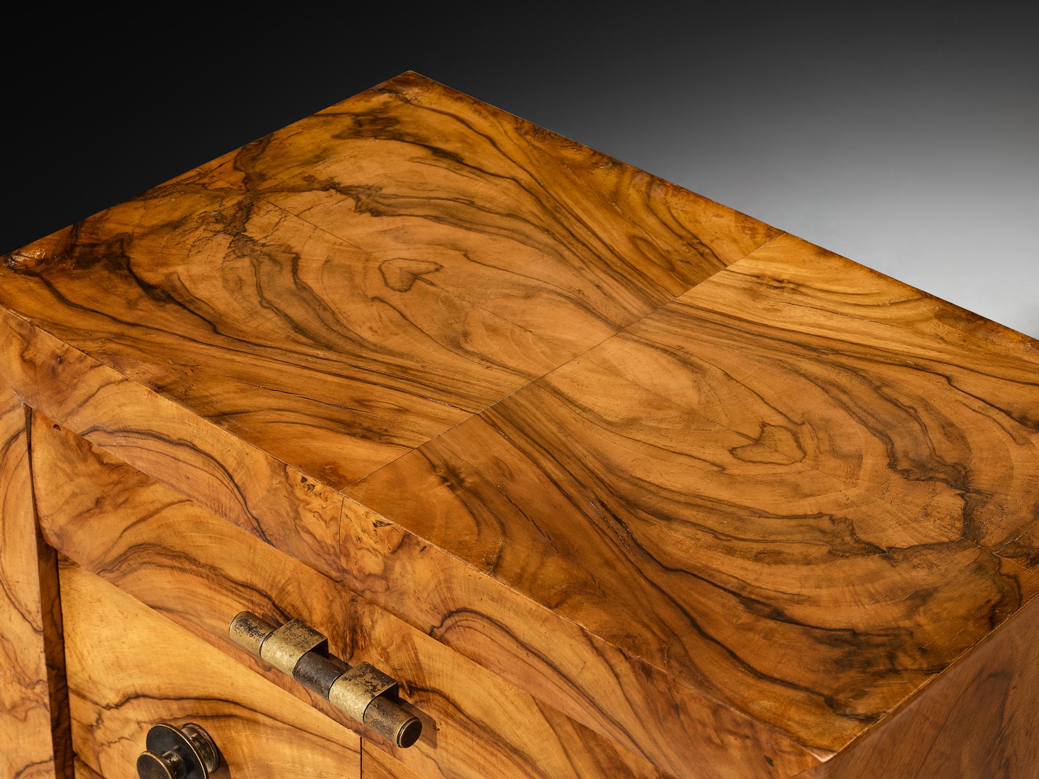 Laiton Gaetano Borsani pour Atelier Borsani Varedo Tables de nuit en loupe de noyer et laiton en vente