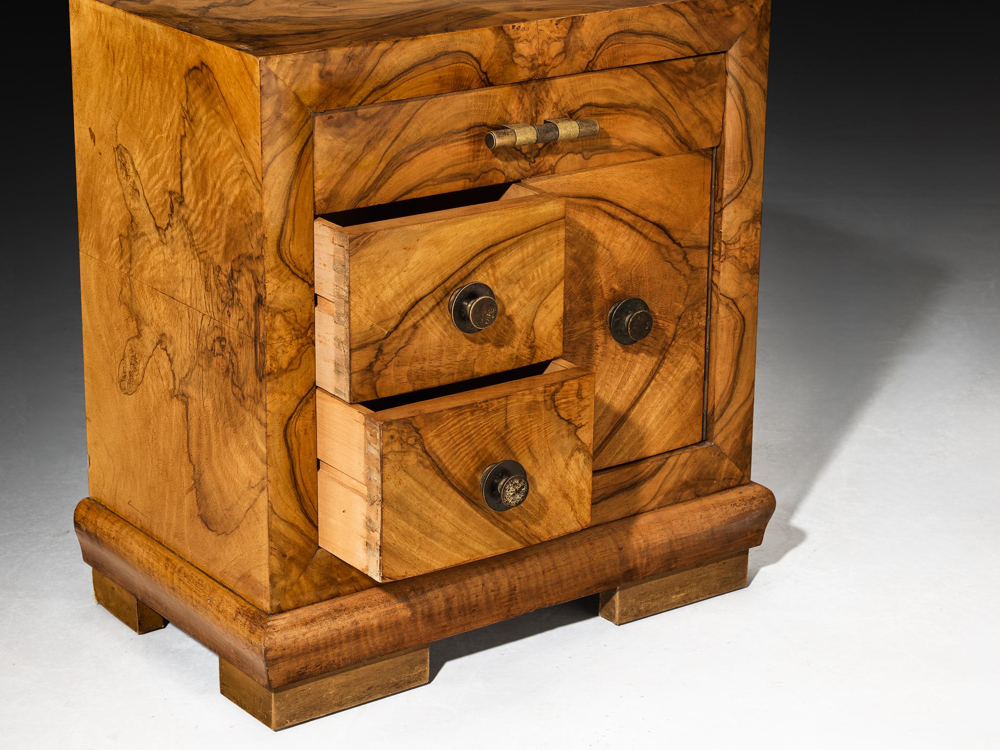 Gaetano Borsani pour Atelier Borsani Varedo Tables de nuit en loupe de noyer et laiton en vente 1