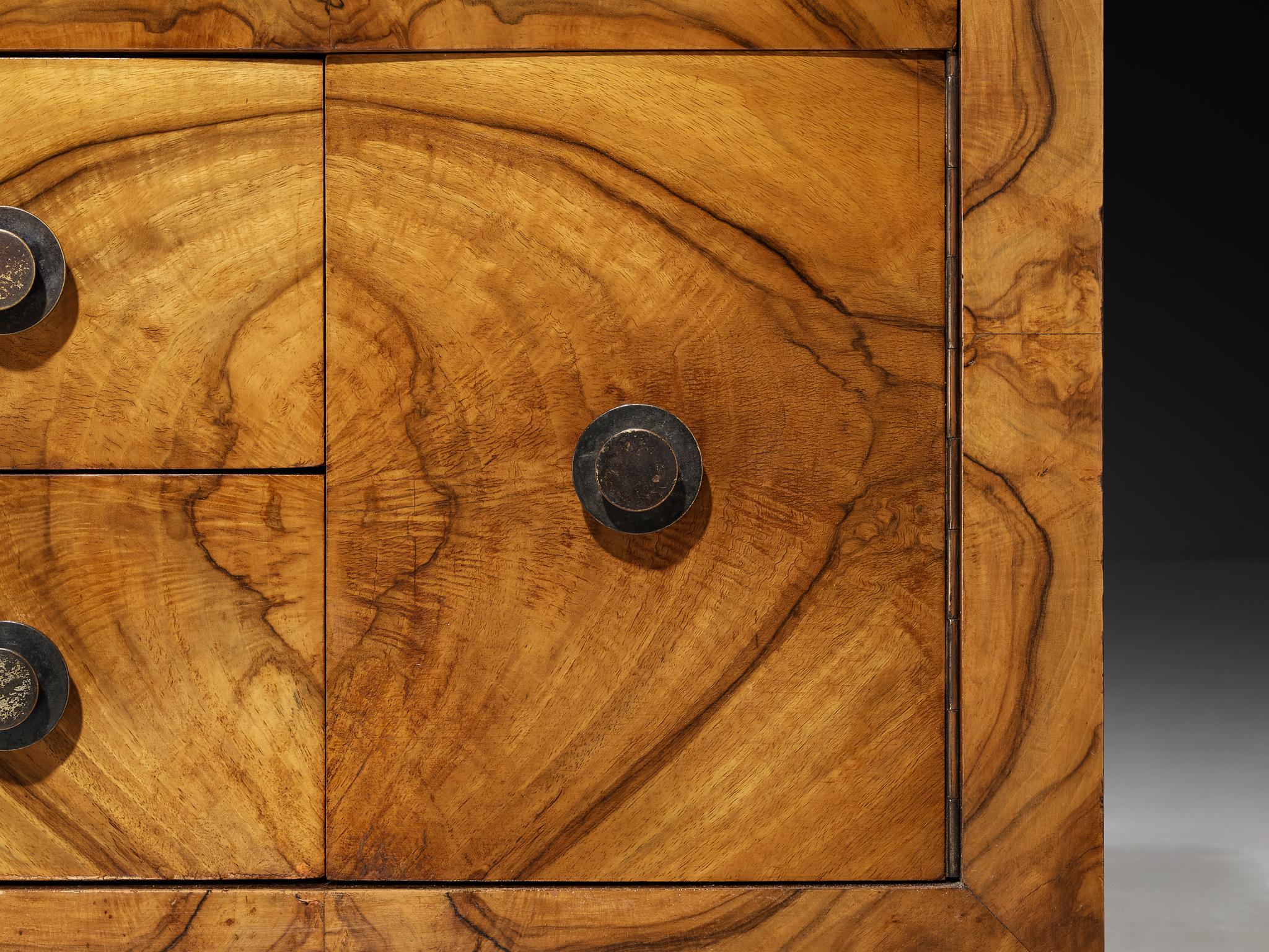 Gaetano Borsani pour Atelier Borsani Varedo Tables de nuit en loupe de noyer et laiton en vente 2
