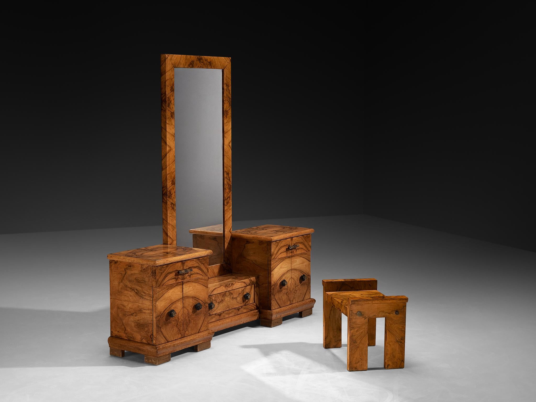 Gaetano Borsani para Atelier di Varedo - Gaetano Borsani, tocador y taburete, madera de nogal, latón, linóleo, Milán, Italia, 1930 

Un excepcional tocador con taburete a juego diseñado por Gaetano Borsani, fundador del Atelier di Varedo, el taller