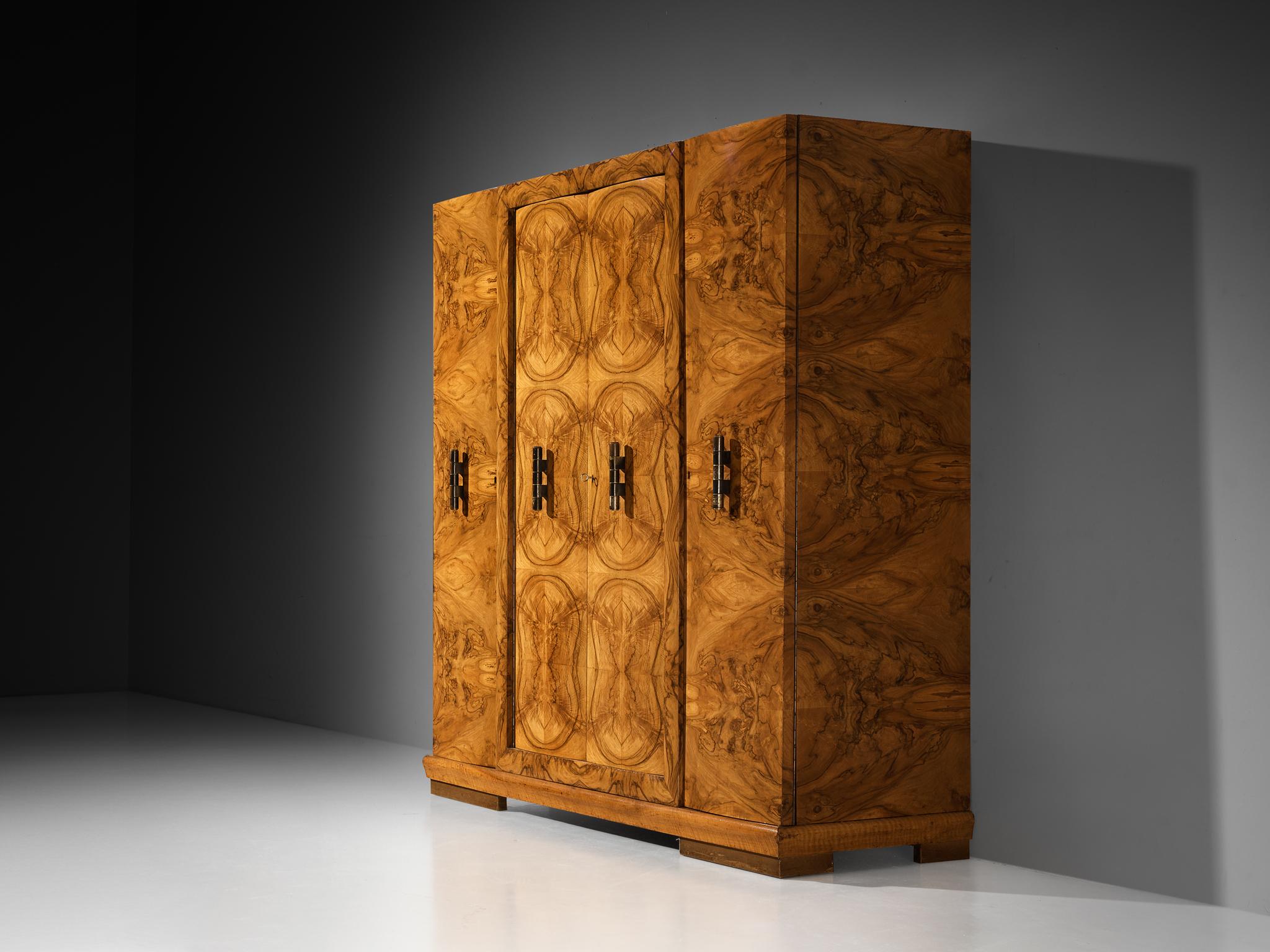 Metà XX secolo Gaetano Borsani per Atelier Borsani Varedo Armadio o Credenza in vendita