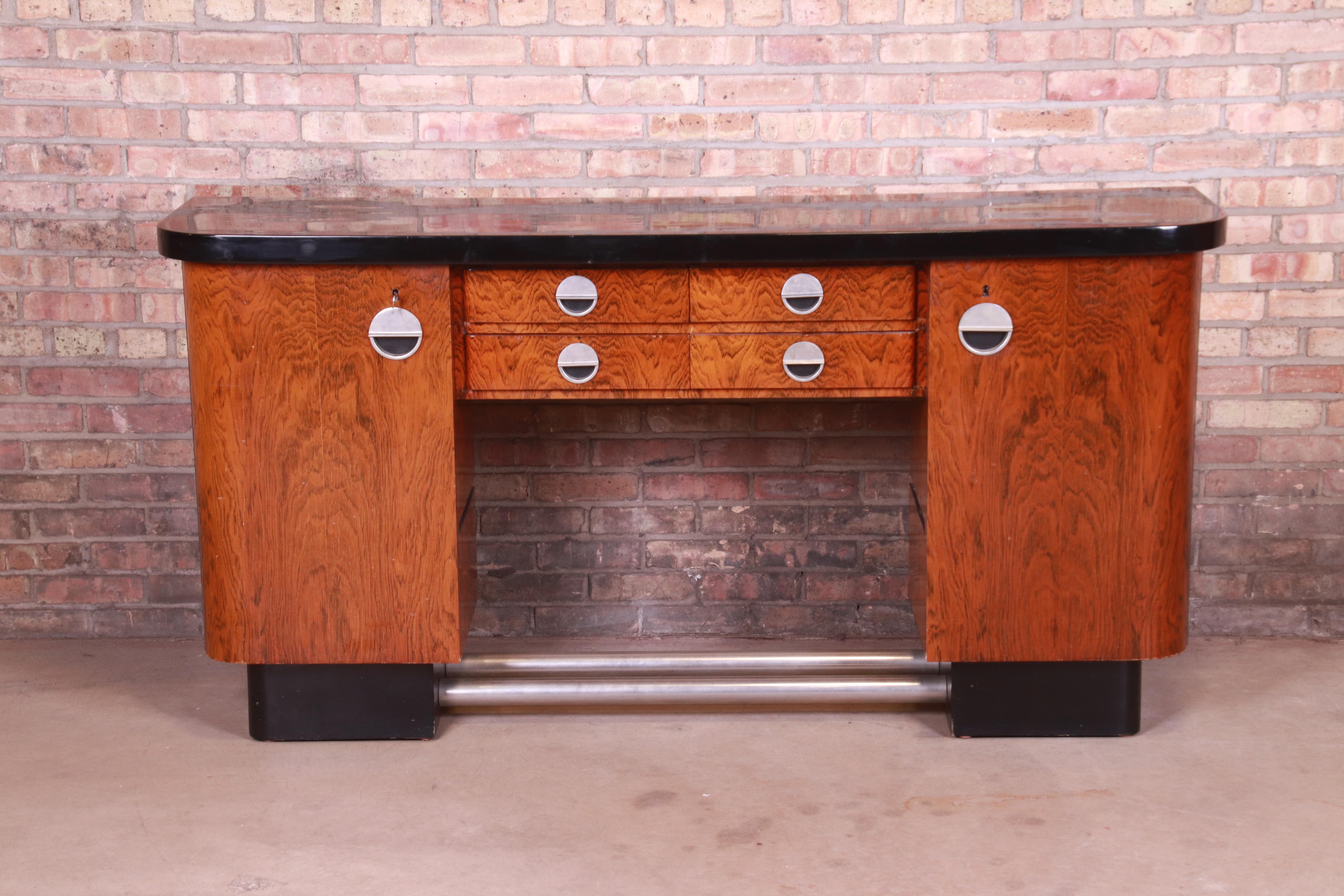 An exceptional Italian Art Deco sideboard, credenza, or bar cabinet

By Gaetano Borsani for Atelier Borsani Varedo,

Italy, 1930s

Indian rosewood, with ebonized top and base, and chromed metal hardware and stretchers. Key