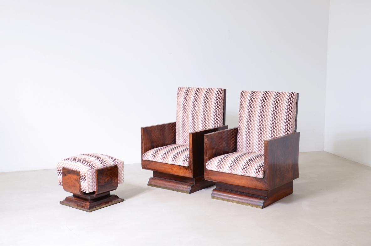 COD-3839
Gaetano Borsani

Pair of tub chairs in wood and wood root with small wooden seat and padded fabric.

ABV Borsani manufacturing, Varedo, 1930s.