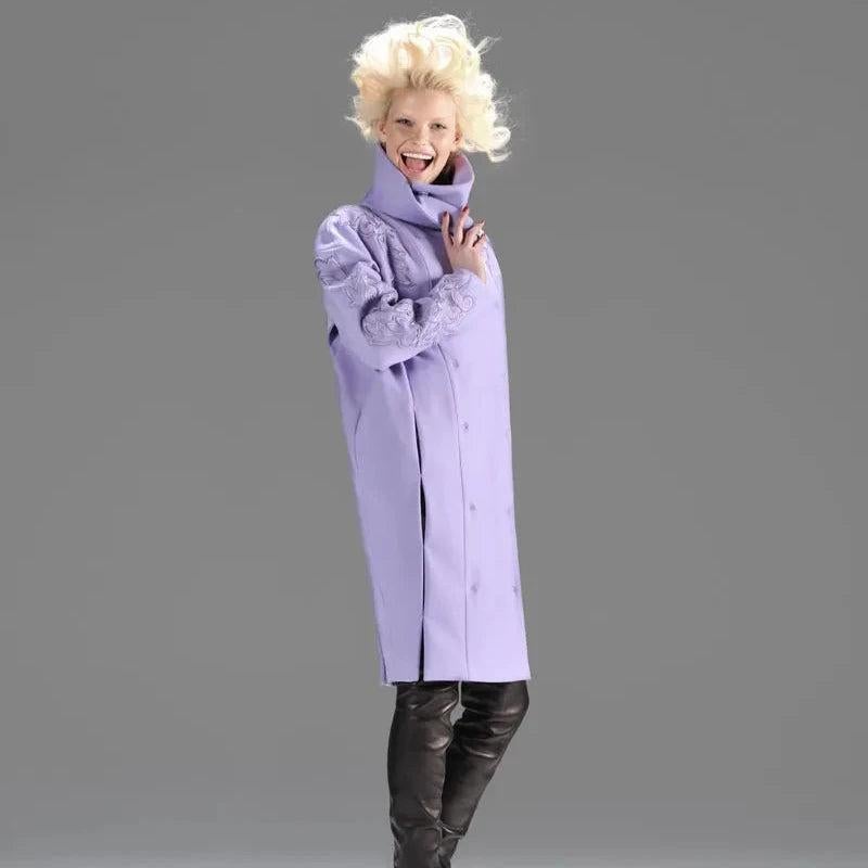 Il cappotto in lana Gaetano Navarra verde menta presenta una silhouette scultorea con dettagli cut-out sulla schiena, ricami sulle spalle e chiusura a doppio petto con bottoni a pressione.
 Anche questo è stato visto nel look-book dell'autunno 2012.