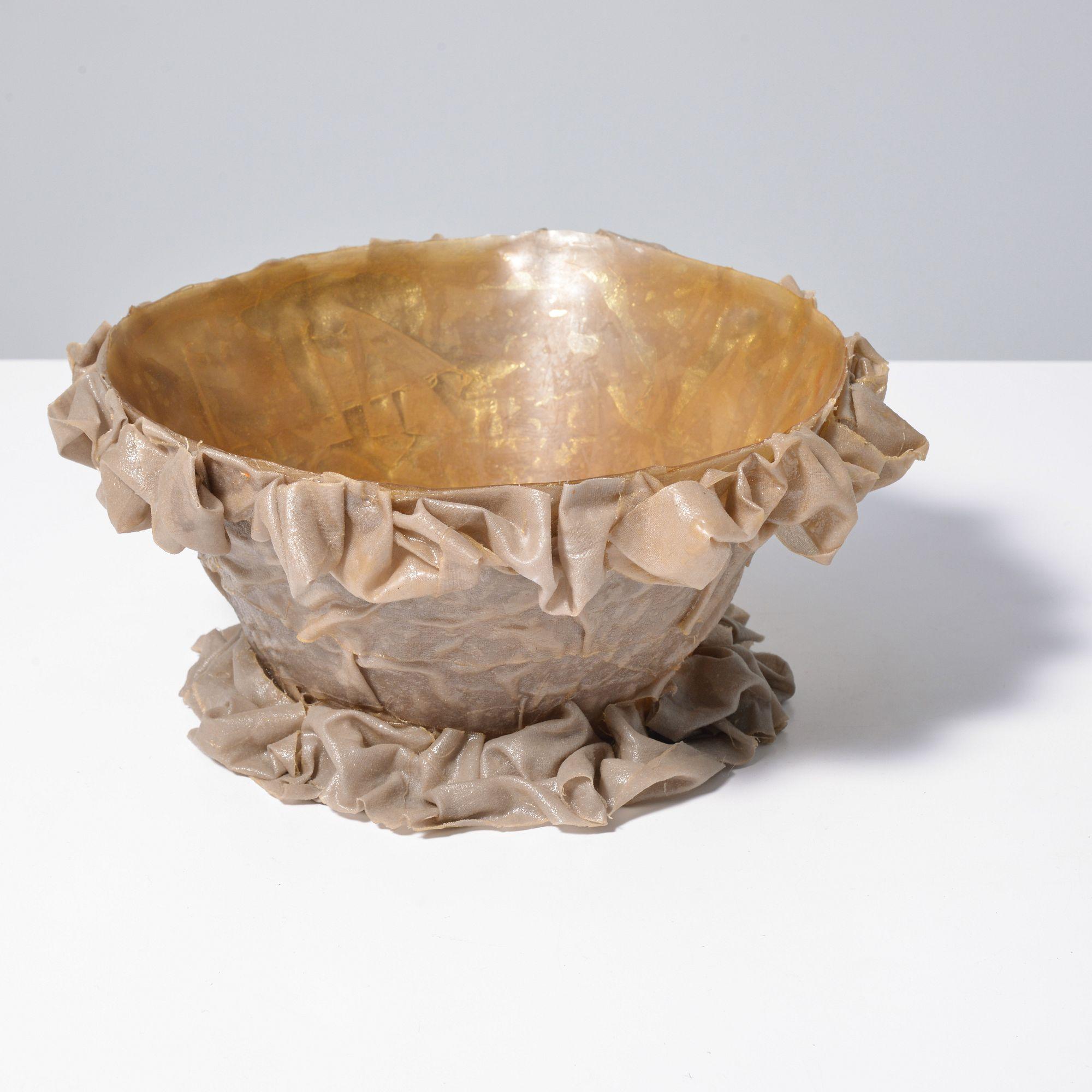 Artistics/Designer ; Fabricant : Gaetano Pesce (Italien, 1939-2024) ; Meritalia (Italie)
Marquage(s) ; notes : signé, marque imprimée Meritalia
Matériaux : résine sculptée, ruban
Dimensions (H, L, P) : 5.75 
