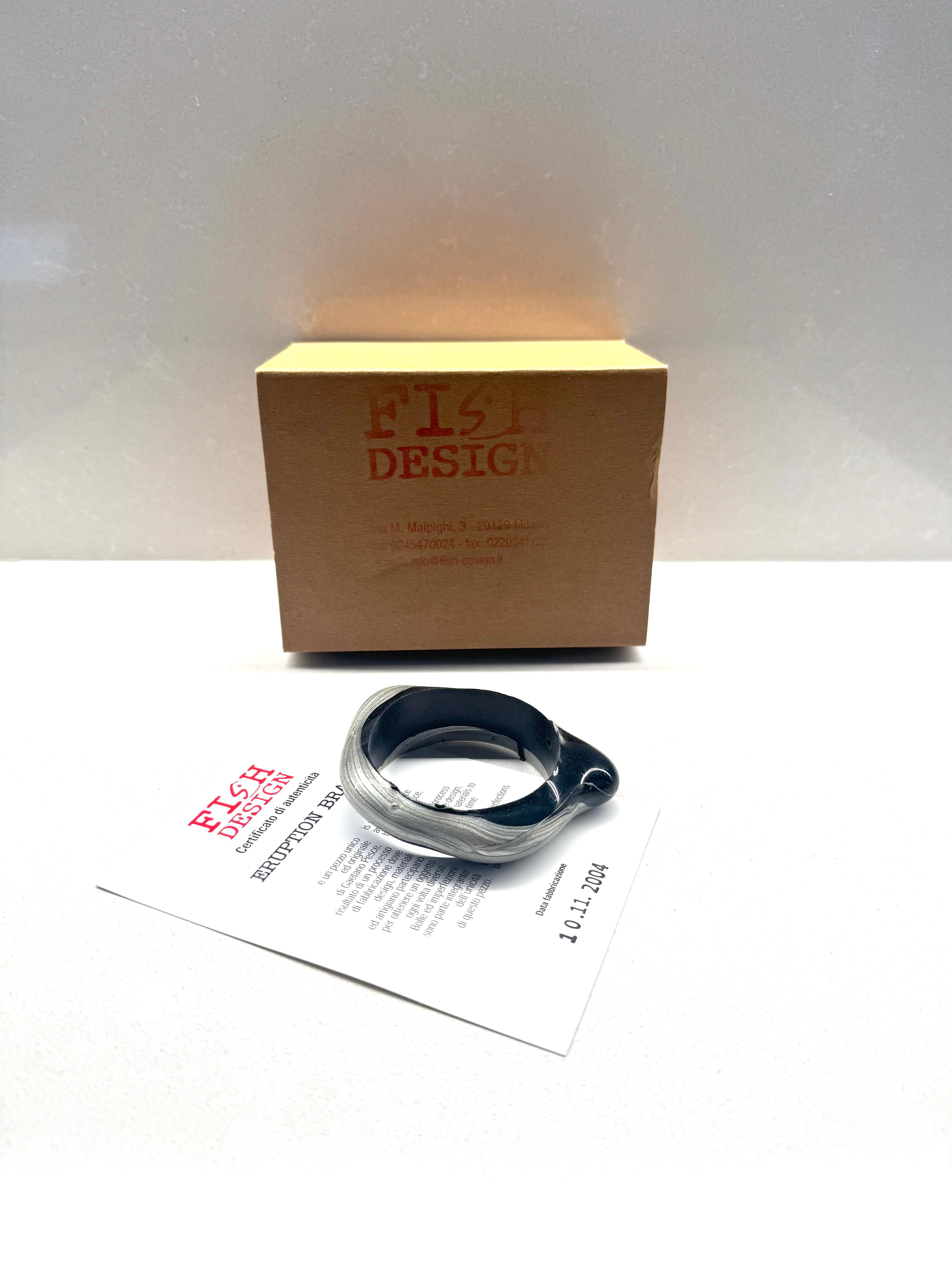 Armband aus der Serie 'Ribbon', entworfen von Gaetano Pesce und hergestellt von Fish Design am 10/11/2004

Es ist ein einzigartiges und originelles Stück, das das Ergebnis eines Herstellungsprozesses ist, bei dem Design, Materialien und