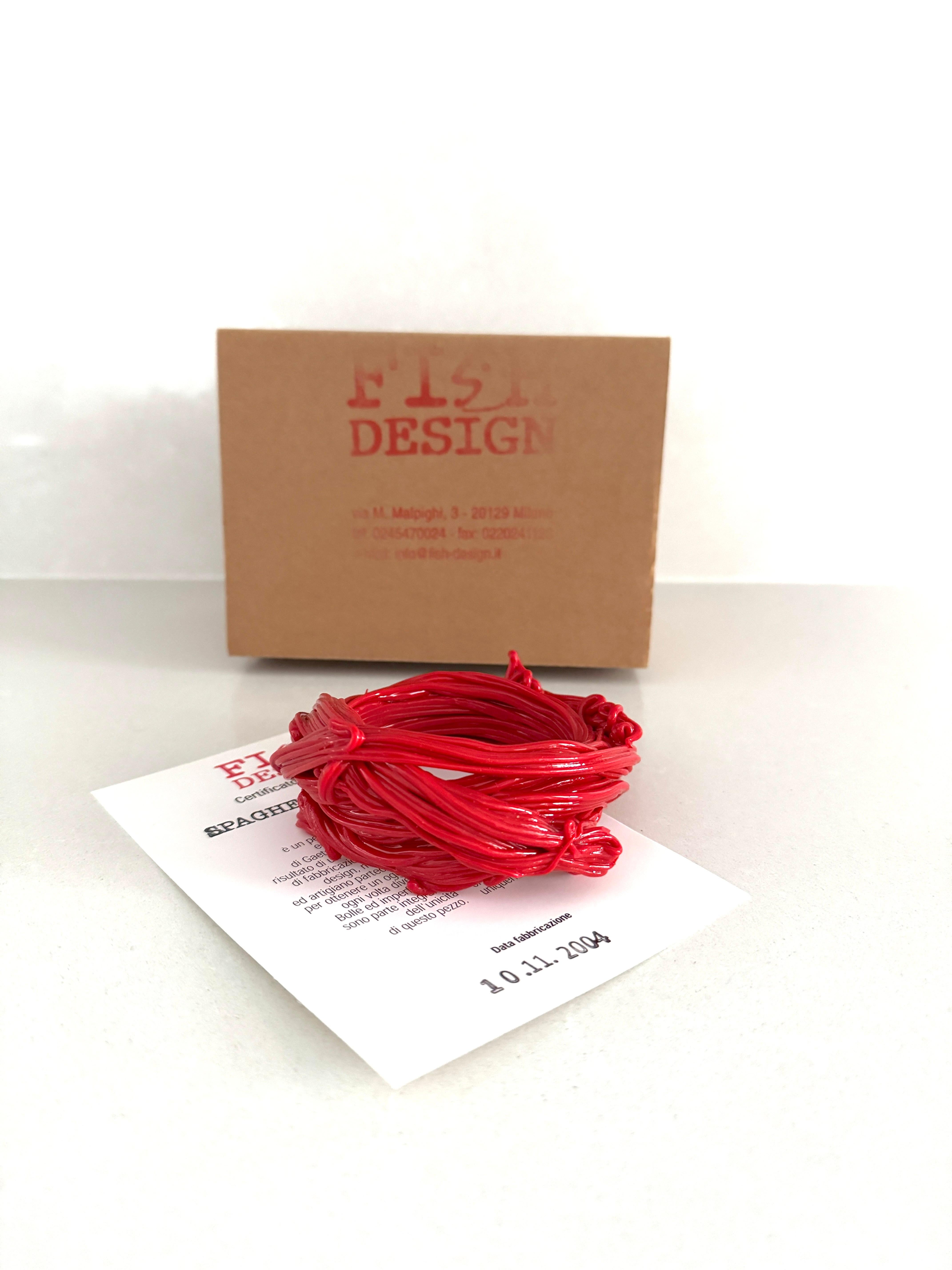 Armband aus der Serie 'Spaghetti', entworfen von Gaetano Pesce und hergestellt von Fish Design am 10/11/2004

Es ist ein einzigartiges und originelles Stück, das das Ergebnis eines Herstellungsprozesses ist, bei dem Design, Materialien und
