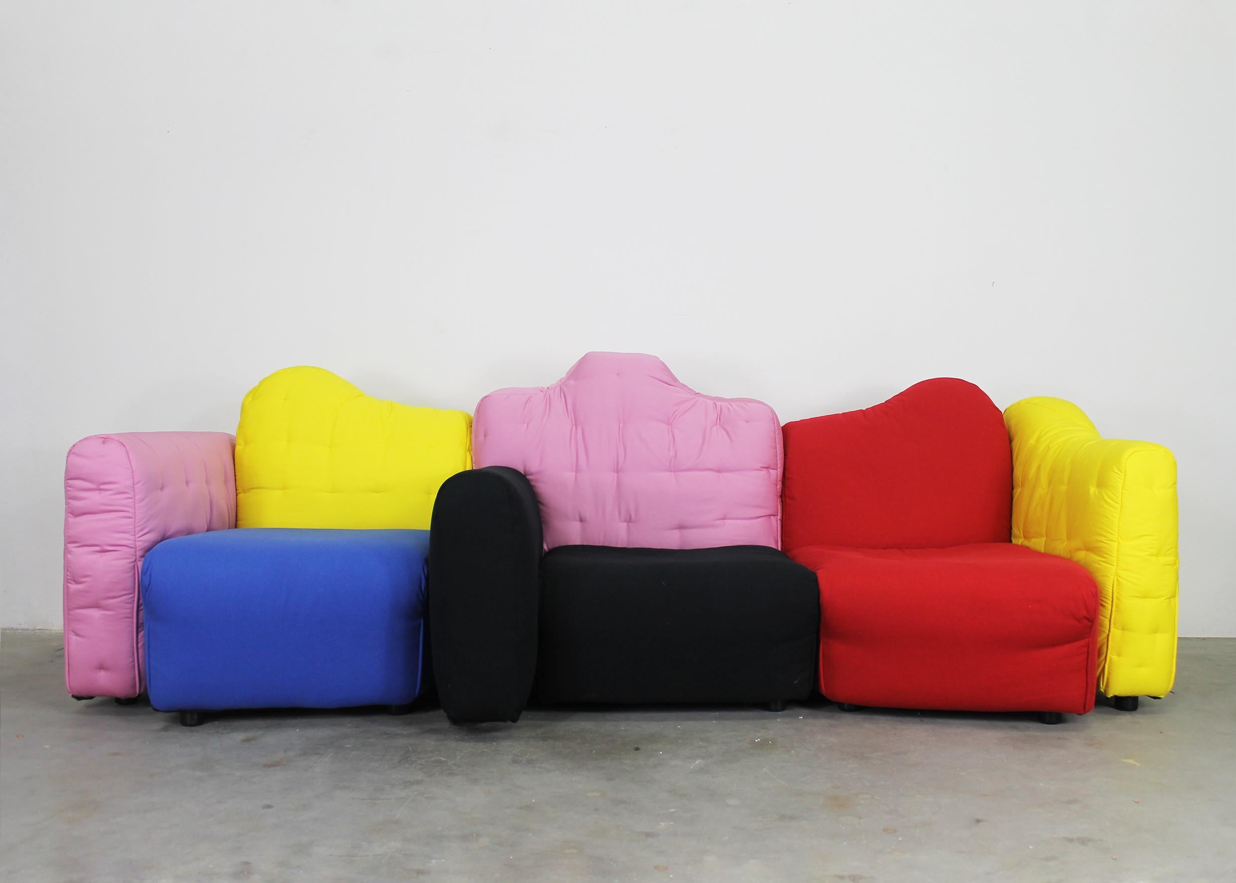 Sofá modular Cannaregio con estructura de madera contrachapada y espuma de poliuretano recubierta de tela multicolor. Diseñada por Gaetano Pesce en 1987 y producida por Cassina a principios de la década de 1990. 

Este sofá Cannaregio se compone de