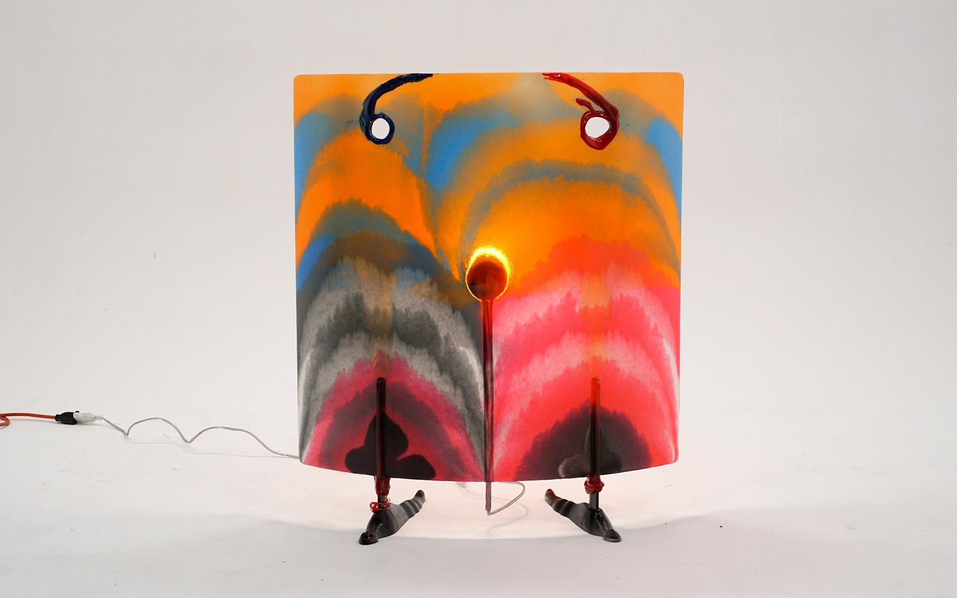 Lampe à poser Chador multicolore de la série Open Sky conçue par Gaetano Pesce.  Fabriqué en résine, très robuste. La série Open Sky a été produite en édition très limitée pour Fish Design à New York.  Fonctionne parfaitement et l'état est