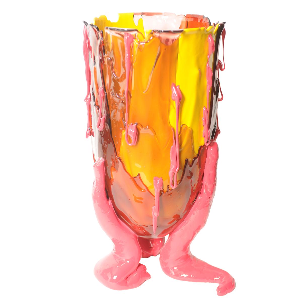 Klare Vase in Sonderfarbe - Mattes warmes Gelb, dunkles Rubinrot, klares Rosa, mattes Fuchsia
Vase aus weichem Harz, entworfen von Gaetano Pesce im Jahr 1995 für die Collection'S Fish Design.

Maße: XL - ø 30cm x H 56cm

Andere Größen