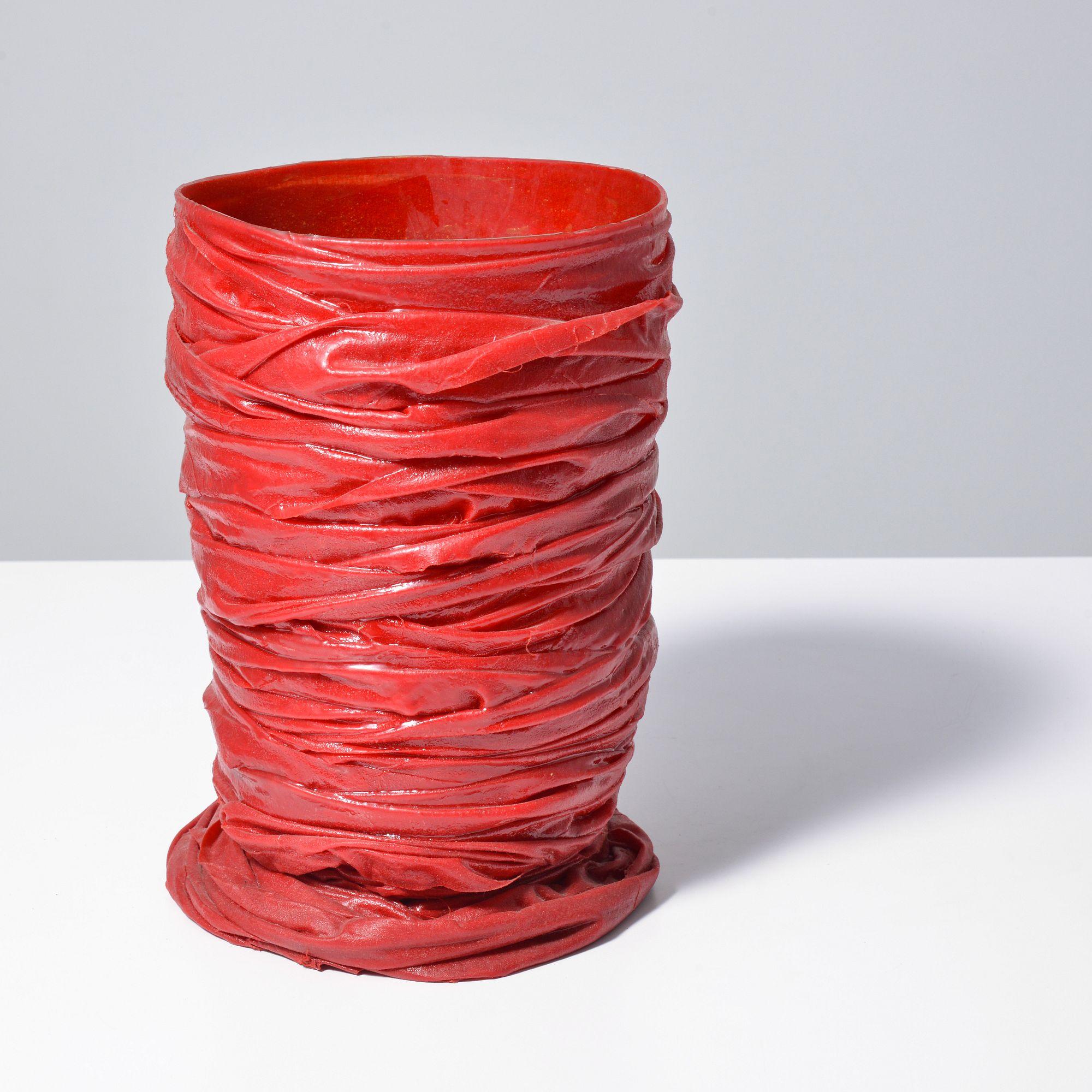 Künstler/Designer; Hersteller: Gaetano Pesce (Italiener, 1939-2024); Meritalia (Italien)
Zeichenerklärung(en): signiert, eingeprägtes Zeichen Meritalia
MATERIALIEN: Geformtes Harz, Stoffband
Abmessungen (H, B, T): 12 