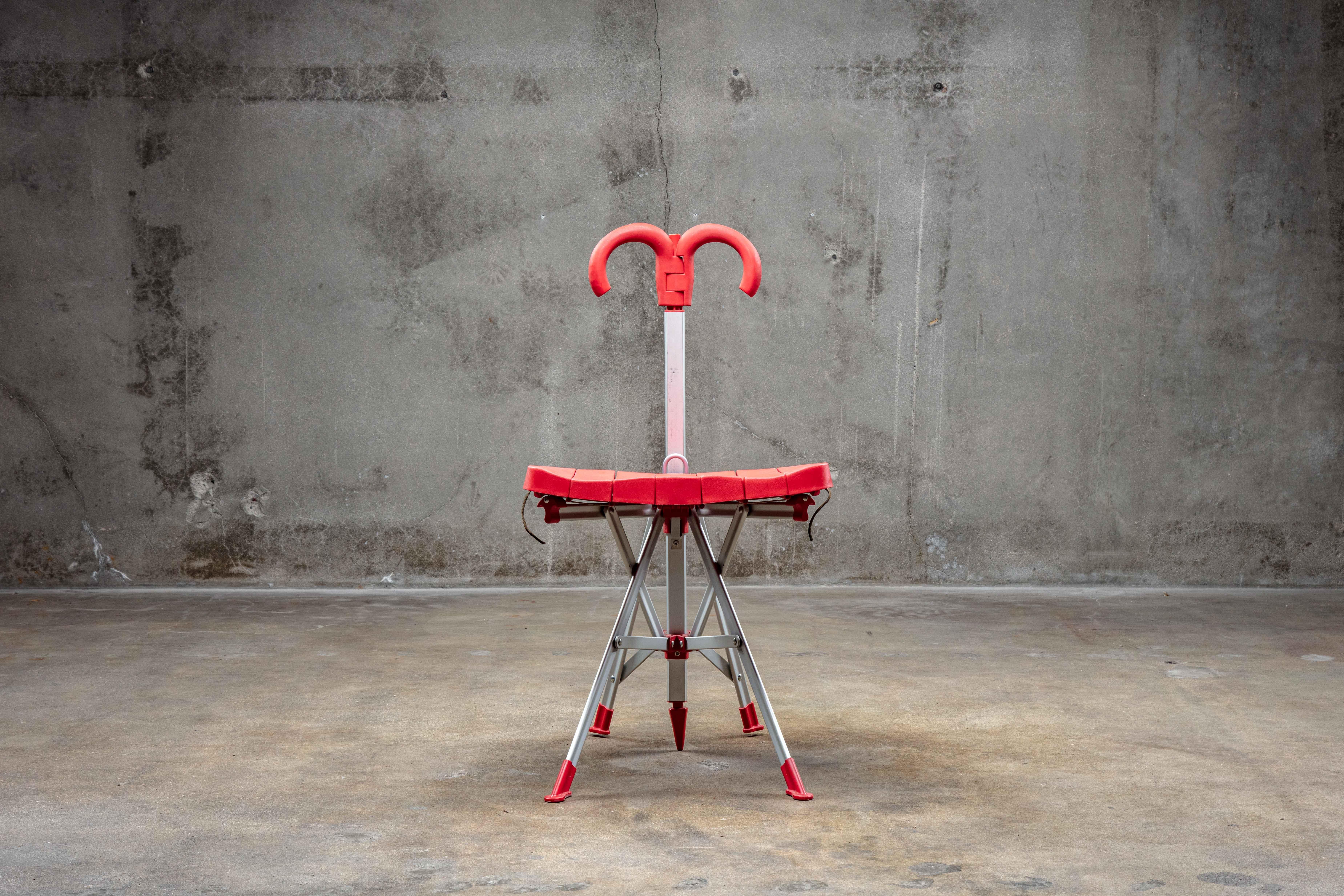 Gaetano Pesce est une icône et un pionnier du design. né à La Spezia, en Italie, en 1939, Pesce a étudié l'architecture à l'université de Venise entre 1958 et 1963 et a participé au Gruppo N, un premier collectif qui s'est intéressé à l'art