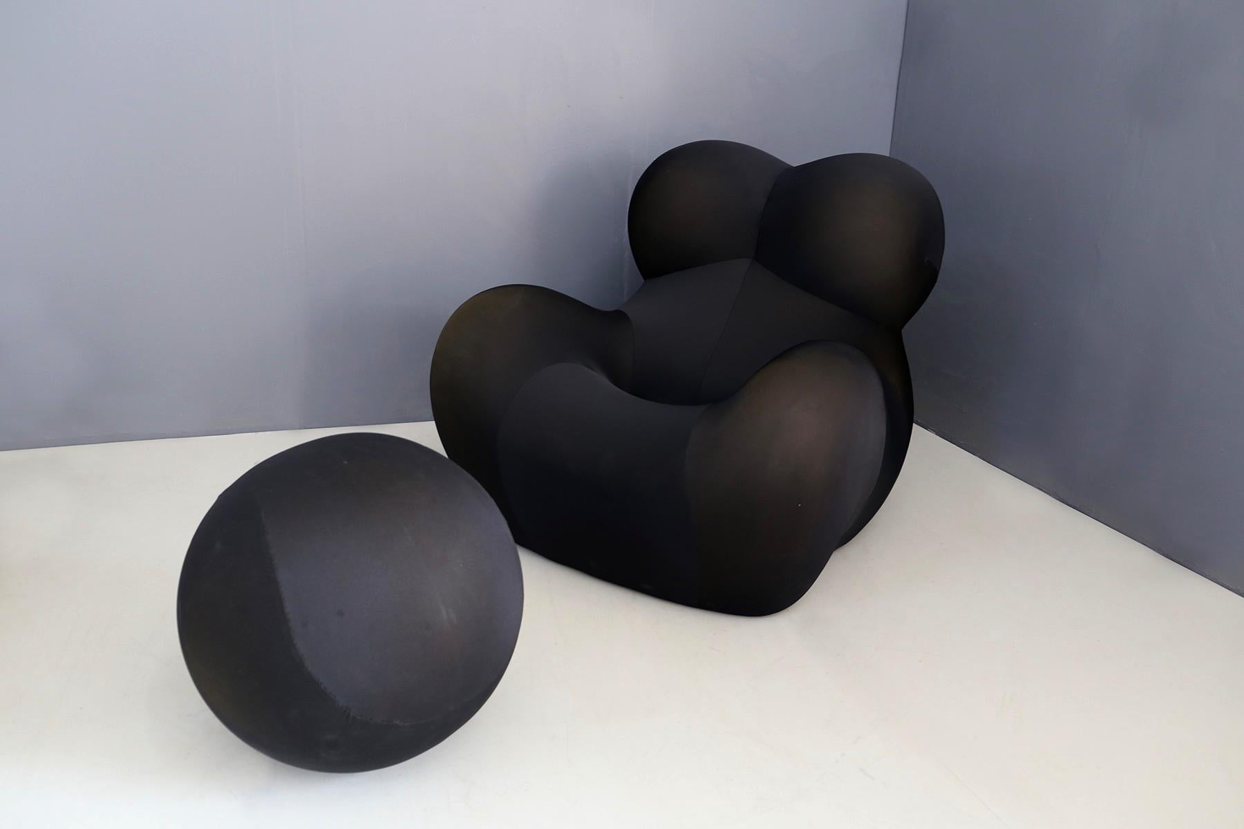 First designed by Gaetano Pesce in 1969 for a few years before being discontinued, the lounge chair and pouf UP5, also known as Big Mama, Blow Up and Donna, was reissued in 2000 by B&B Italia.
Feminine silhouette with the UP6 pouf, which attaches