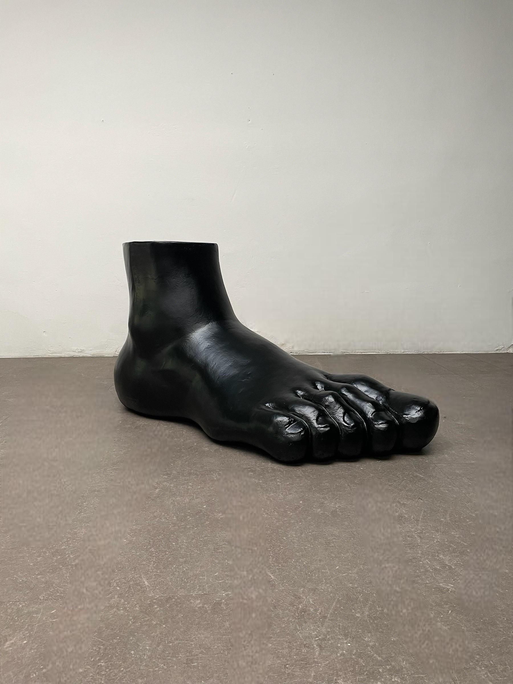 Gaetano Pesce First Edition 'Il Piede' Postmodern Lounge Chair, Black, 1969.

Created back in 1969, this black beauty still captivates the attention of design lovers and collectors with its unique silhouette and playful form.

The chair boasts a