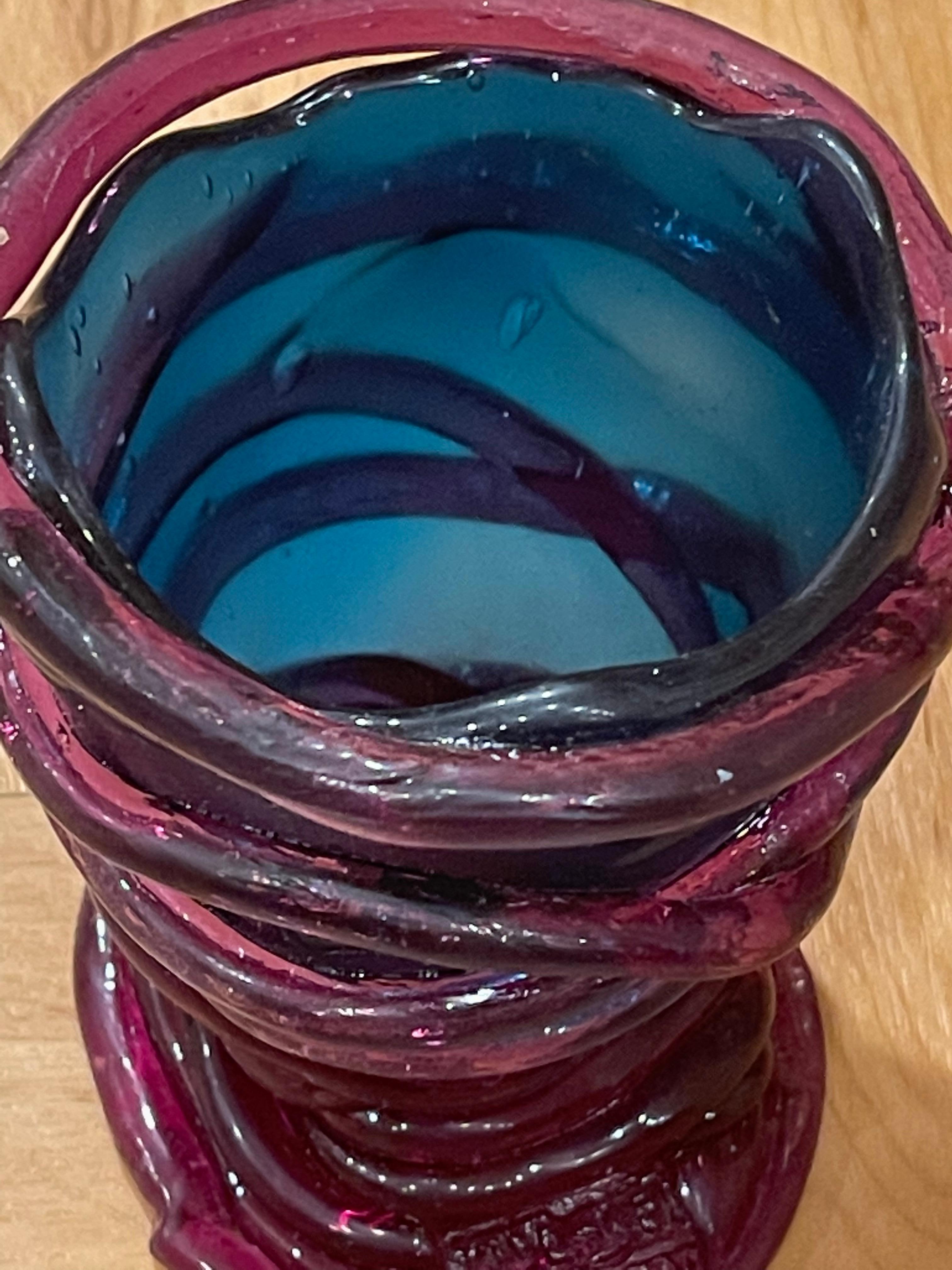 Blau-violette Vase von Gaetano Pesce für Fish Design, NYC. Dieser Meister des Harzes schafft mit Licht, Farbe und Textur in dieser Vase Fantasie auch in kleinem Maßstab.
