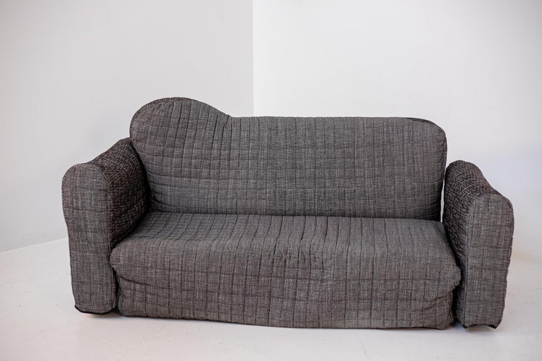 The Cannaregio sofa created in 1987 by Gaetano Pesce for Cassina is made up of ten different elements that have different shapes and therefore different volumes and sizes. But Gaetano Pesce designed 10 different models including this one that we