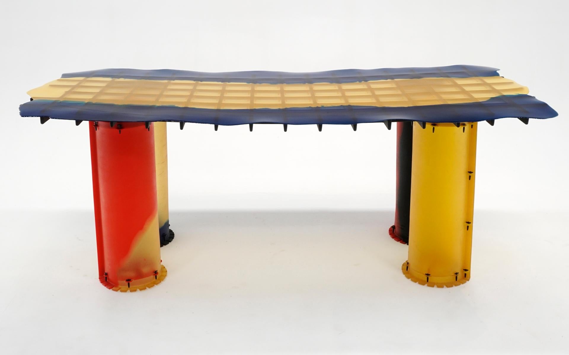 Rare et exceptionnelle table à manger Gaetano Pesce Nobody's Perfect Zerodesegno. Les pieds tubulaires en résine soutiennent un solide plateau en résine en forme de grille avec une 