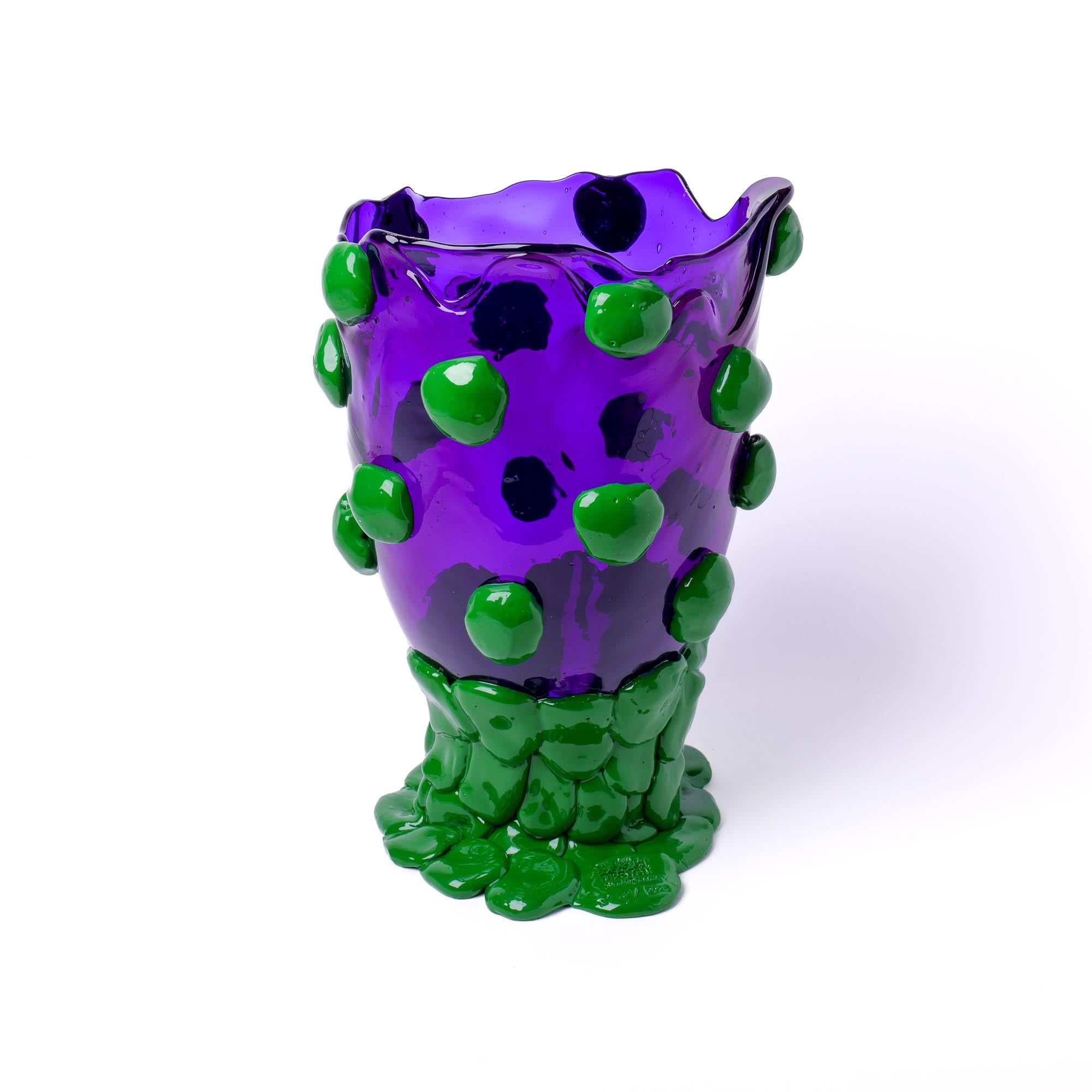 Vase pépite, violet clair, vert mat.
Vase en résine souple conçu par Gaetano Pesce en 1995 pour la collection Fish Design.

Mesures : XL - Ø 30cm x H 56cm
Couleurs : violet clair, vert mat.
Autres tailles disponibles.
Vase en résine souple
