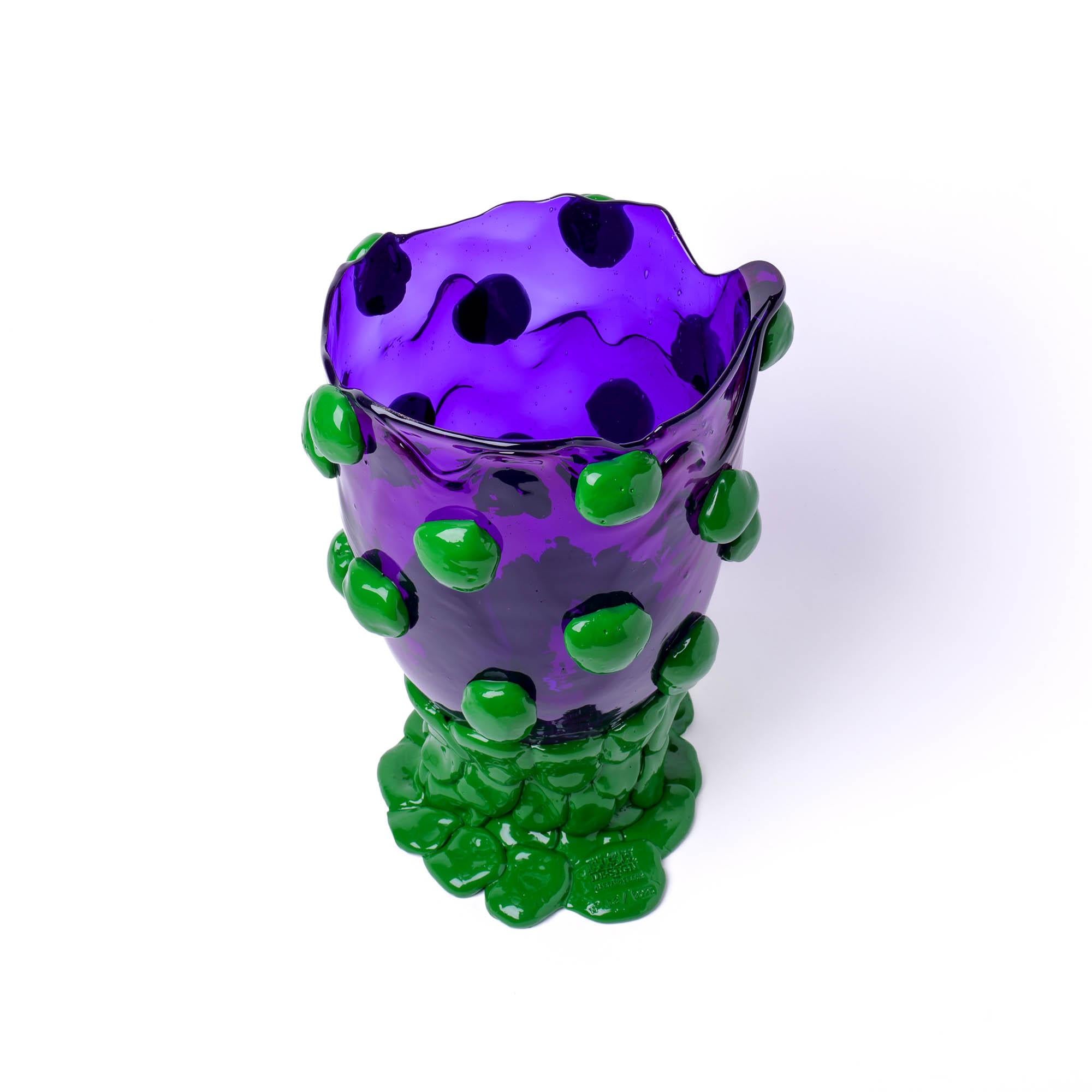 Jarrón pepita, morado claro, verde mate.
Jarrón de resina blanda diseñado por Gaetano Pesce en 1995 para la colección Fish Design.

Medidas: M - ø 16cm x H 26cm
Colores: morado claro, verde mate.
Otros tamaños disponibles.
Jarrón de resina