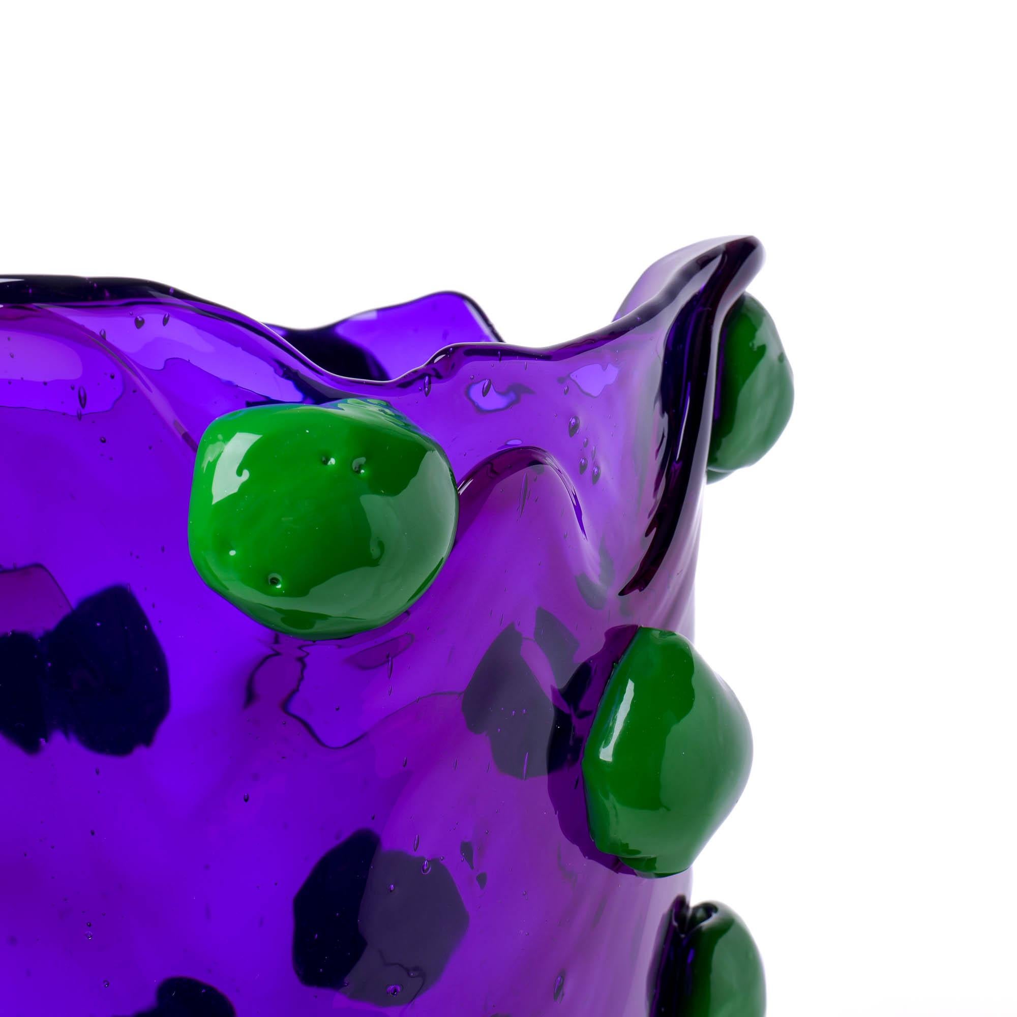 Jarrón Contemporáneo Gaetano Pesce Nugget M Resina Violeta Verde en venta 1