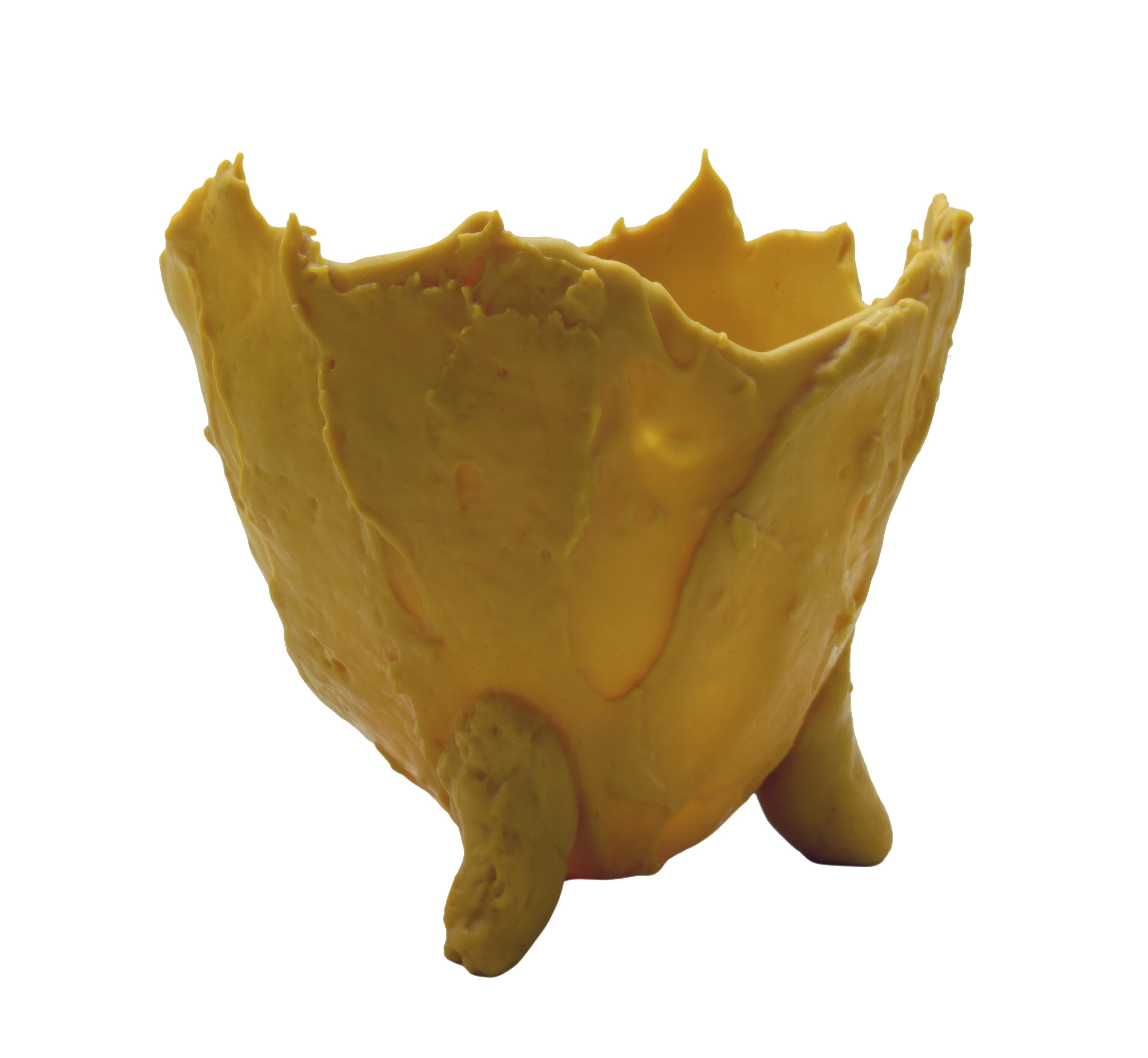 Limitierte Auflage einer gelben Vintage-Vase von Gaetano Pesce, kuratiert und produziert von Fish Design im Jahr 2006 unter der künstlerischen Leitung von Gaetano Pesce.
Einteilig aus Polyurethanharz und geformtem, durchgefärbtem Kunststoff.