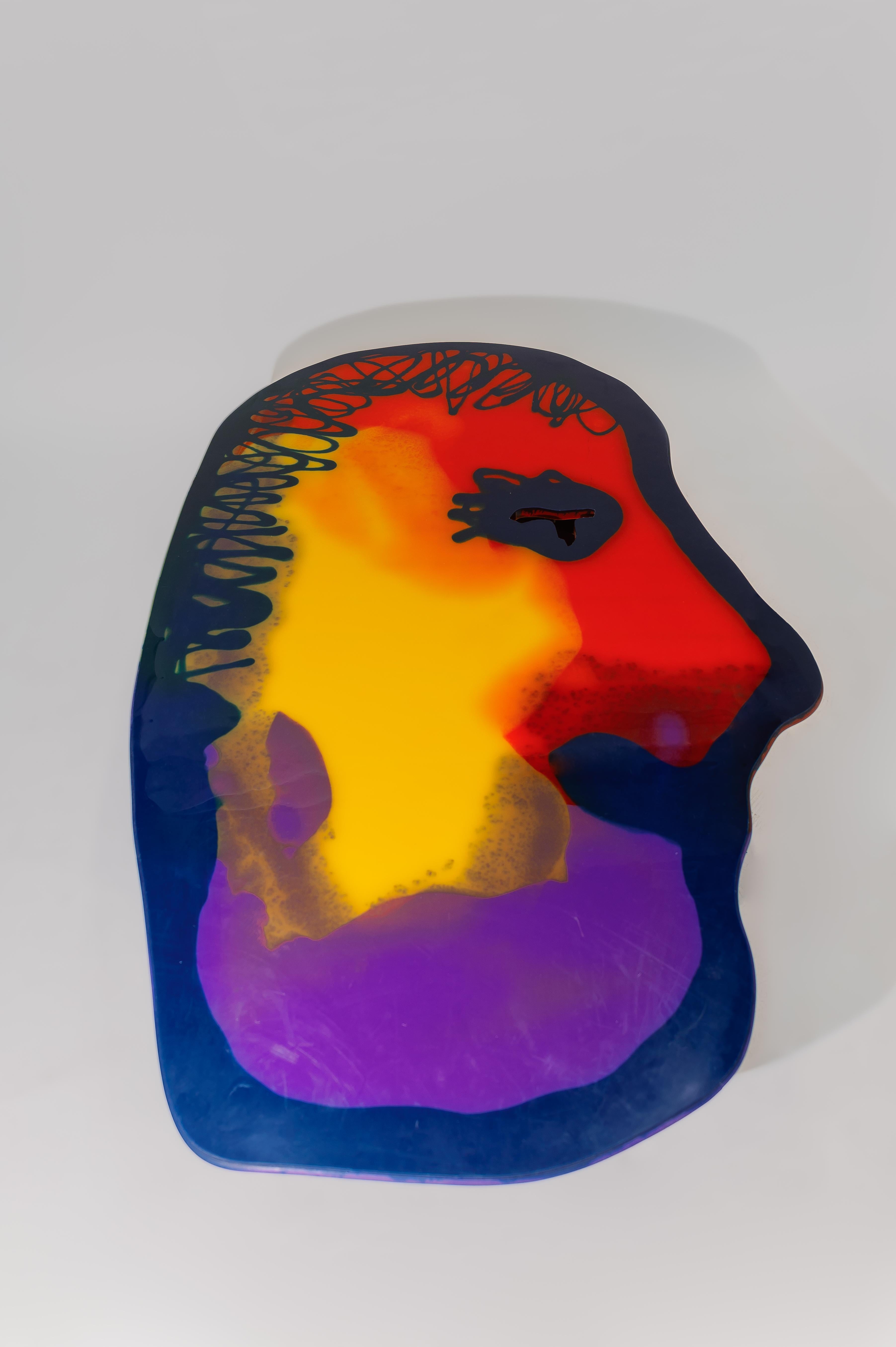Exceptionnellement rare. Couleurs exceptionnelles. Plateau en résine de 1 pouce d'épaisseur, coulé sur une grille en acier. La manipulation de la résine permet d'obtenir la forme d'un visage. Une œuvre monumentale du maître Gaetano Pesce, digne d'un