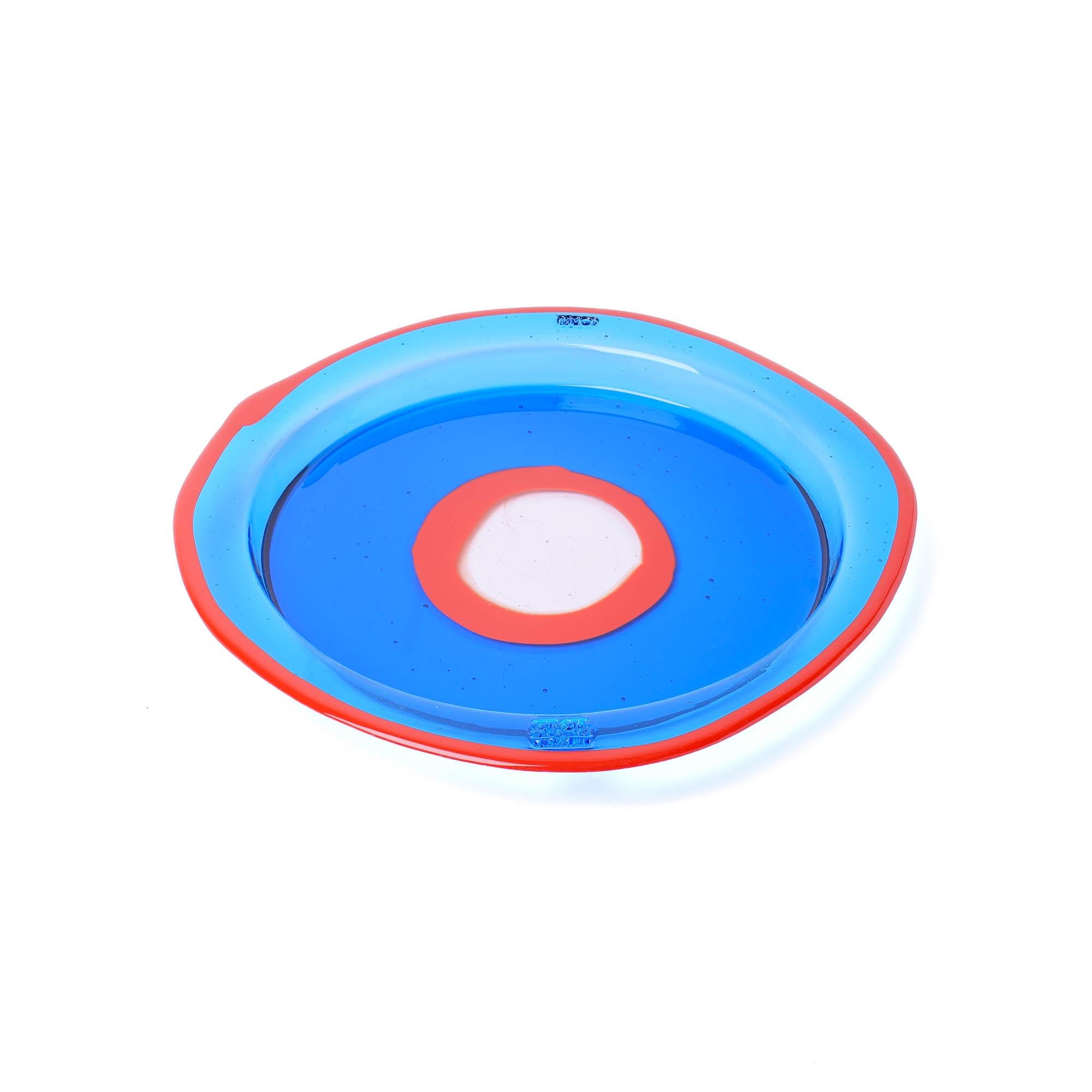 Try Tray round - clear celestial blue, terracotta
Tray in hard resin designed by Gaetano Pesce in 1998 for Fish Design collection.

Colours: Clear celestial blue, terracotta
Dimensions: Ø 31.5 cm
Material: RESIN
Tray in hard resin designed by