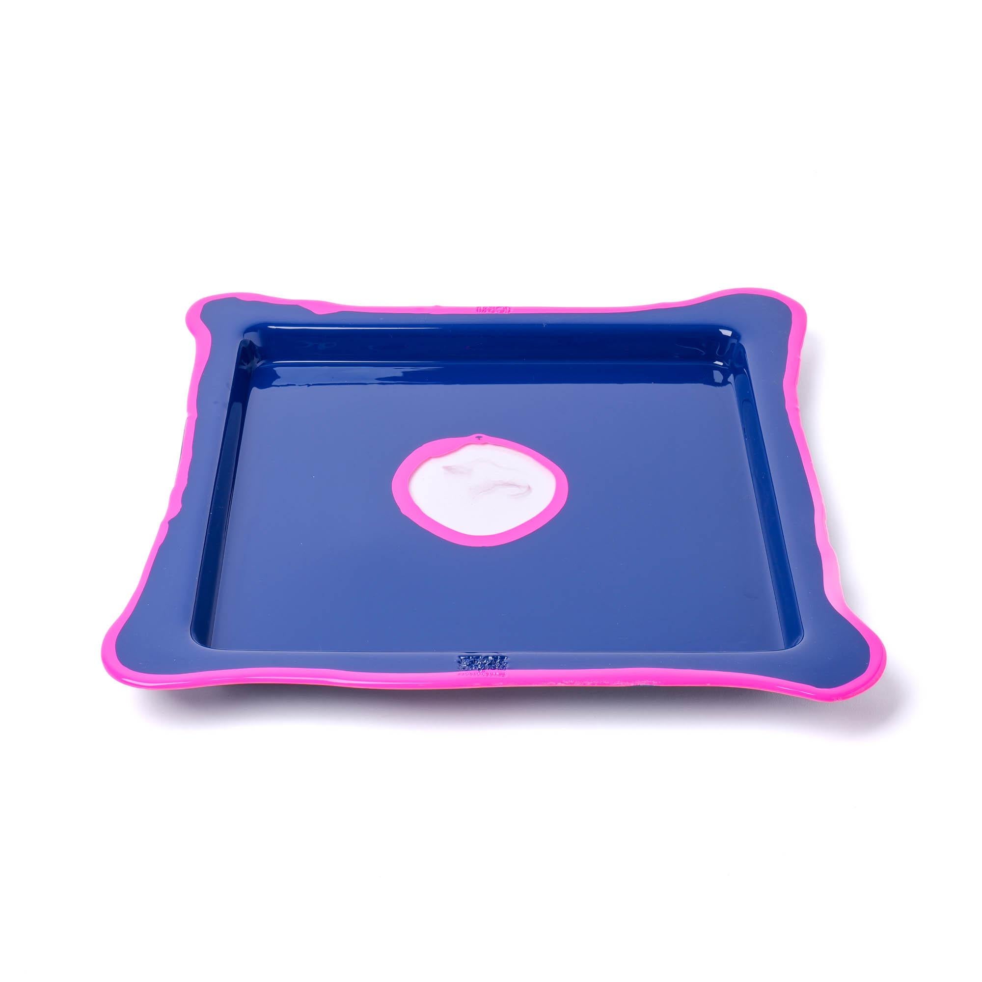 Try tray square - matt blue, fluo fuchsia
Plateau en résine dure conçu par Gaetano Pesce en 1998 pour la collection Fish Design.

Couleurs : bleu mat, fuchsia fluo
Dimensions : 31 cm x 31 cm
Matériau : RESINE
Plateau en résine dure conçu par Gaetano