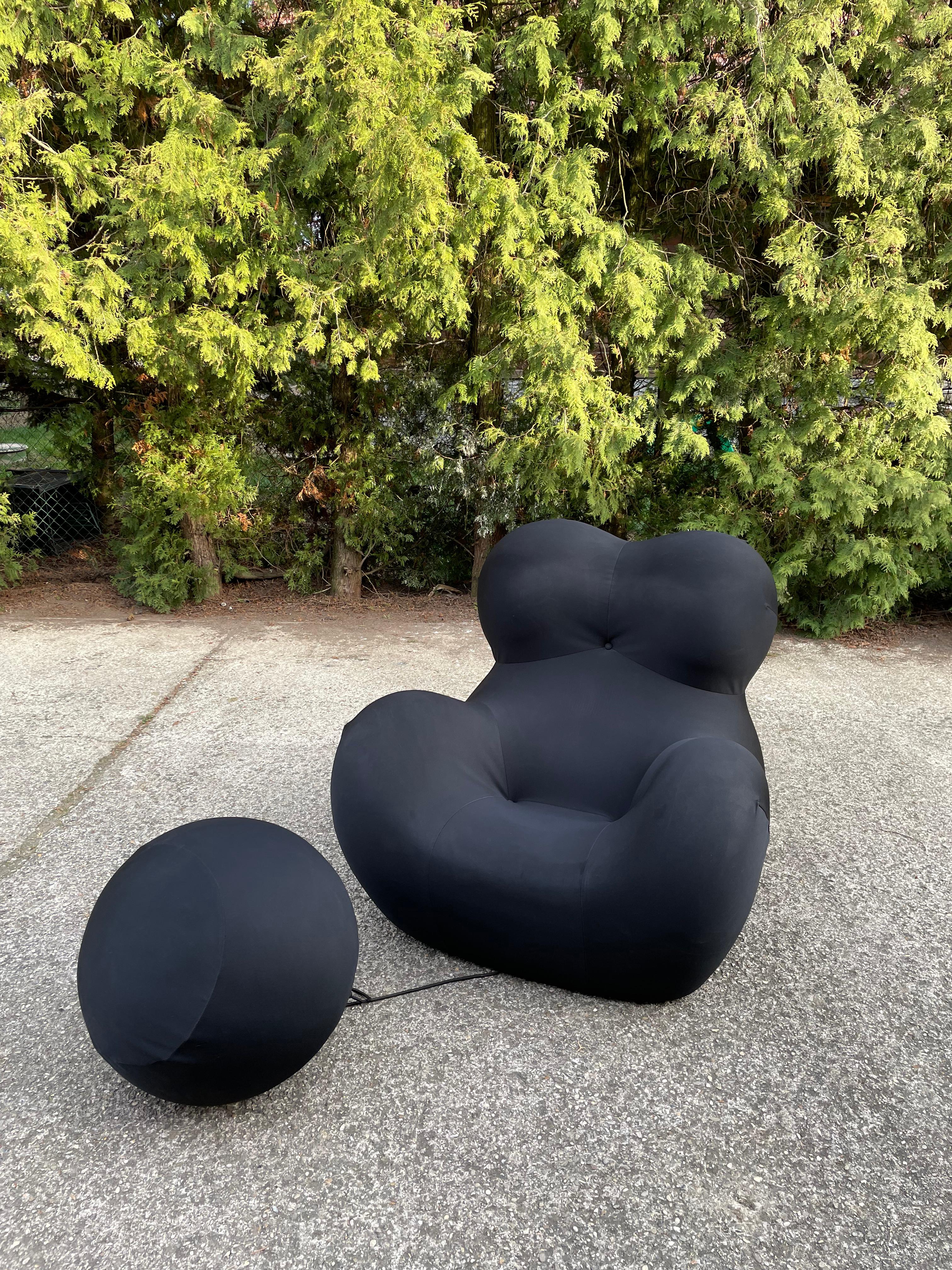 La Mamma Up5 and Up6 Armchair from the Up 2000 series by B & B Italia.

Designed in 1969 by famous Italian designer Gaetano Pesce.
Since its first appearance, the UP series, designed in 1969, has been one of the most outstanding expressions of