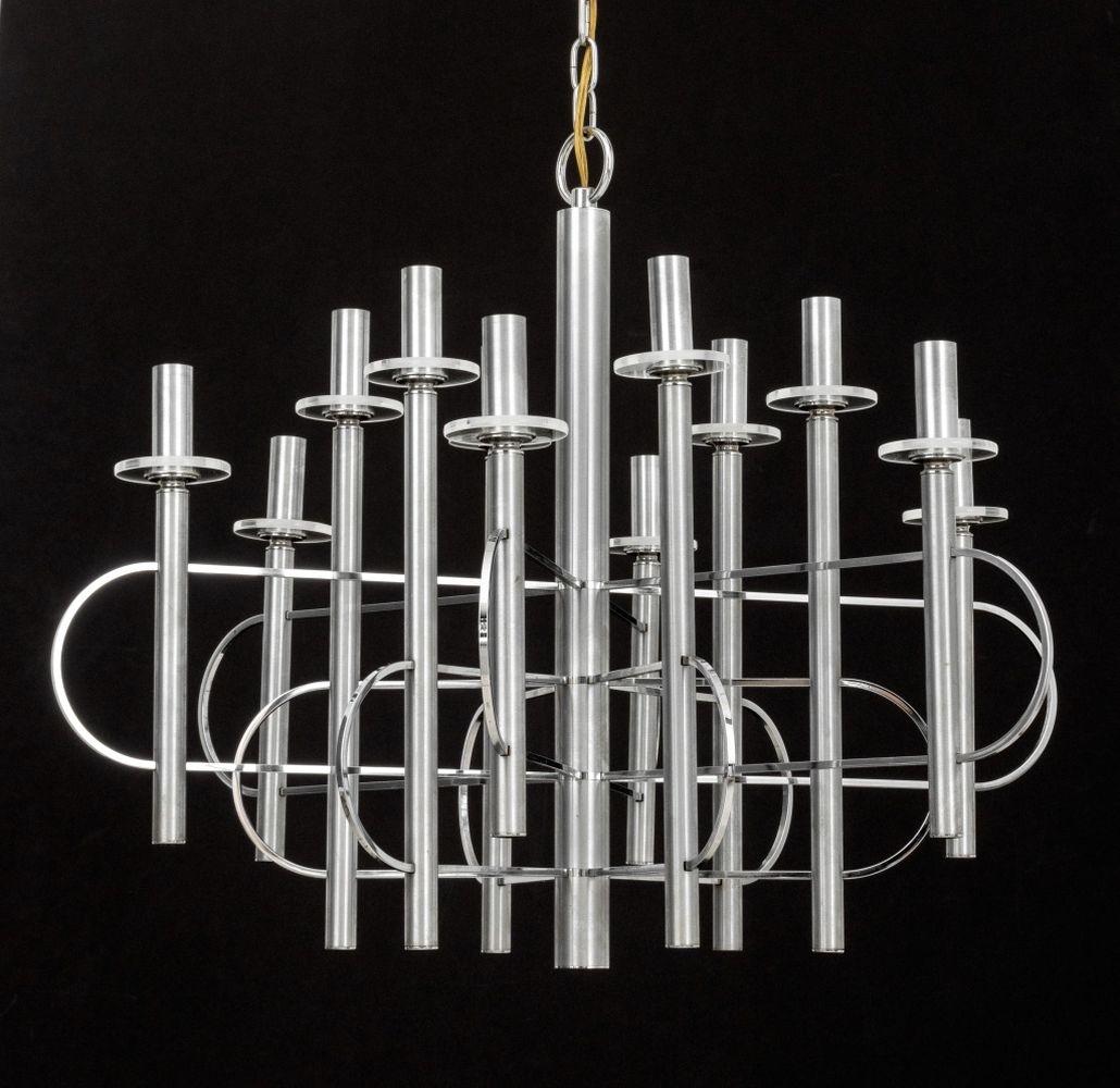 Lustre Gaetano Sciolari à douze lumières chromées, années 1970, avec plaques de verre transparent. 32