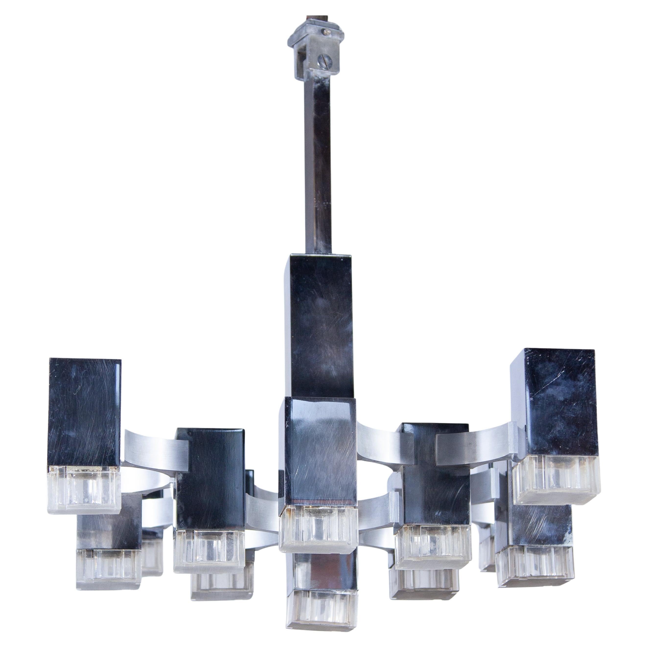 Lustre original Midcentury Modern de Gaetano Sciolari . Impressionnant lustre avec 13 qualités d'éclairage cubiques graphiques en très bon état d'origine. Ce lustre est composé de 13 cubes en métal chromé avec des abat-jours en plexiglas qui