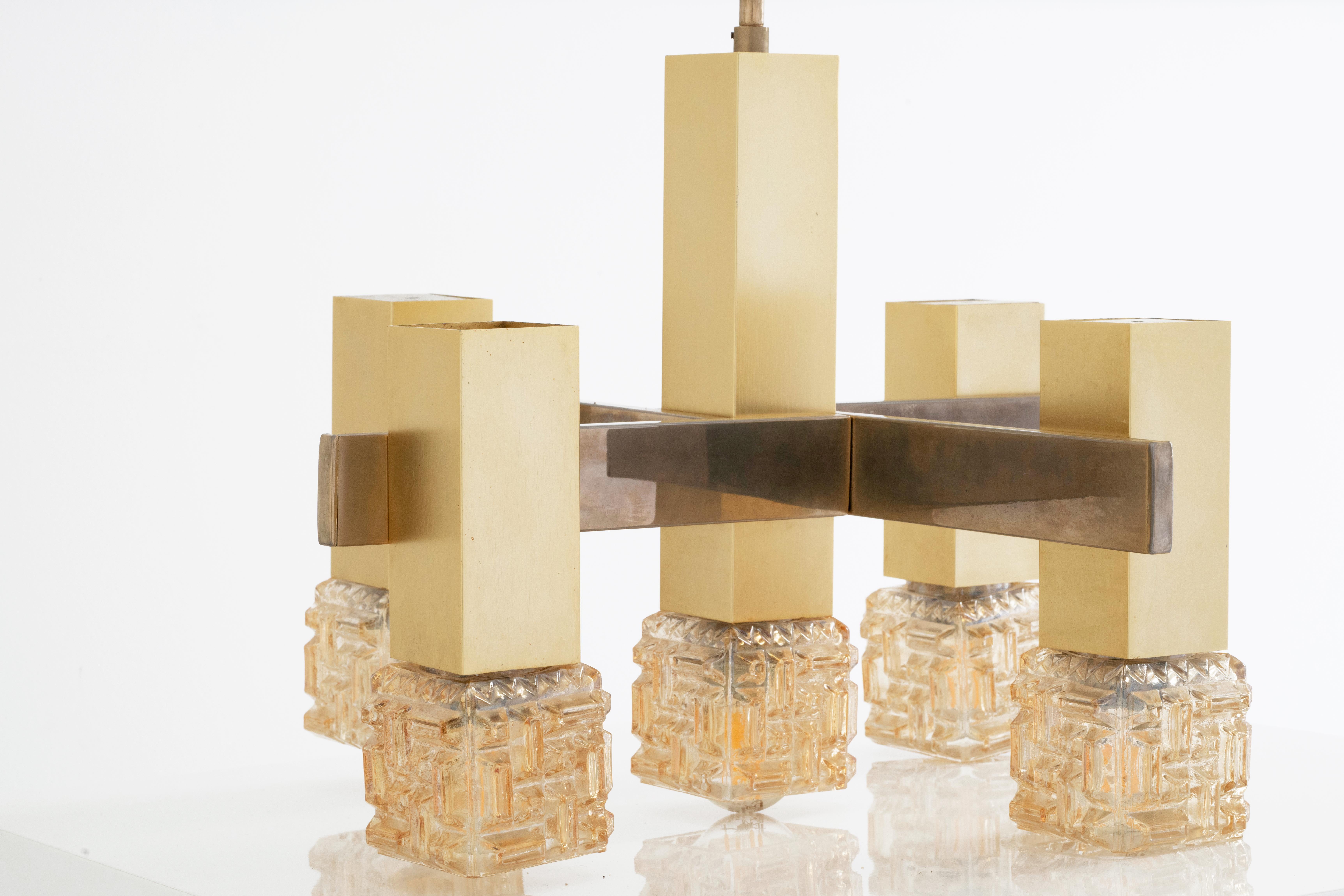 
Atemberaubender goldener Kronleuchter aus der Mitte des Jahrhunderts, entworfen von Gaetano Sciolari in den frühen 1970er Jahren. Diese asymmetrische 5-Licht-Pendelleuchte aus der Serie 