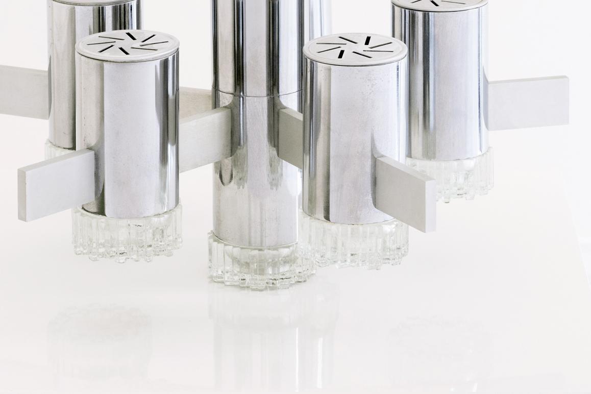 
Dieser wunderschöne asymmetrische 6-Licht-Kronleuchter des renommierten italienischen Designers Gaetano Sciolari aus der Zeit um 1970 ist ein eindrucksvolles Beispiel für modernes Design aus der Mitte des Jahrhunderts und für Space-Age-Design. Sie