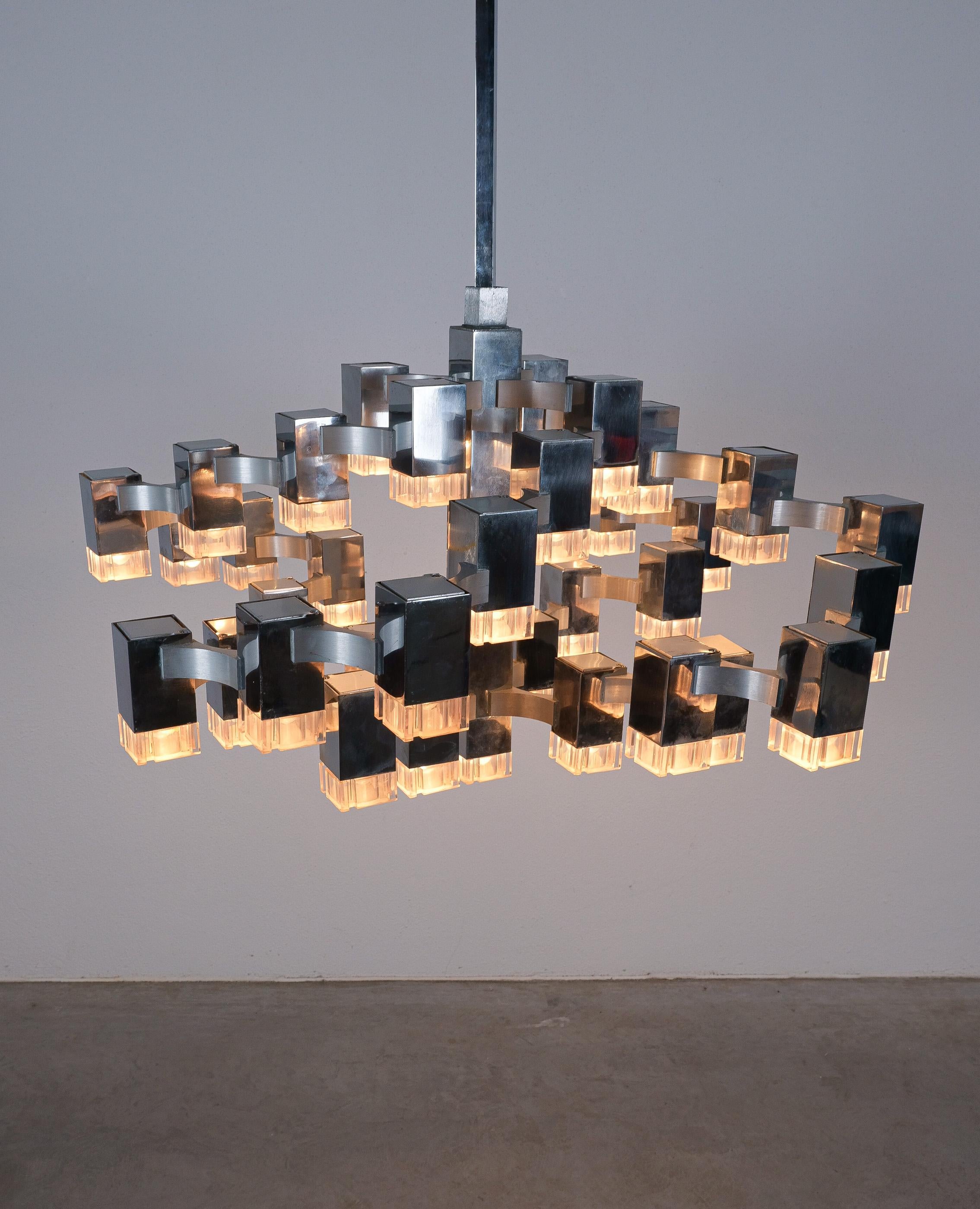 Gaetano Sciolari 28 Lights Cubic Chrome Chandelier, Italy, Mid-Century Modern In Good Condition In Vienna, AT
