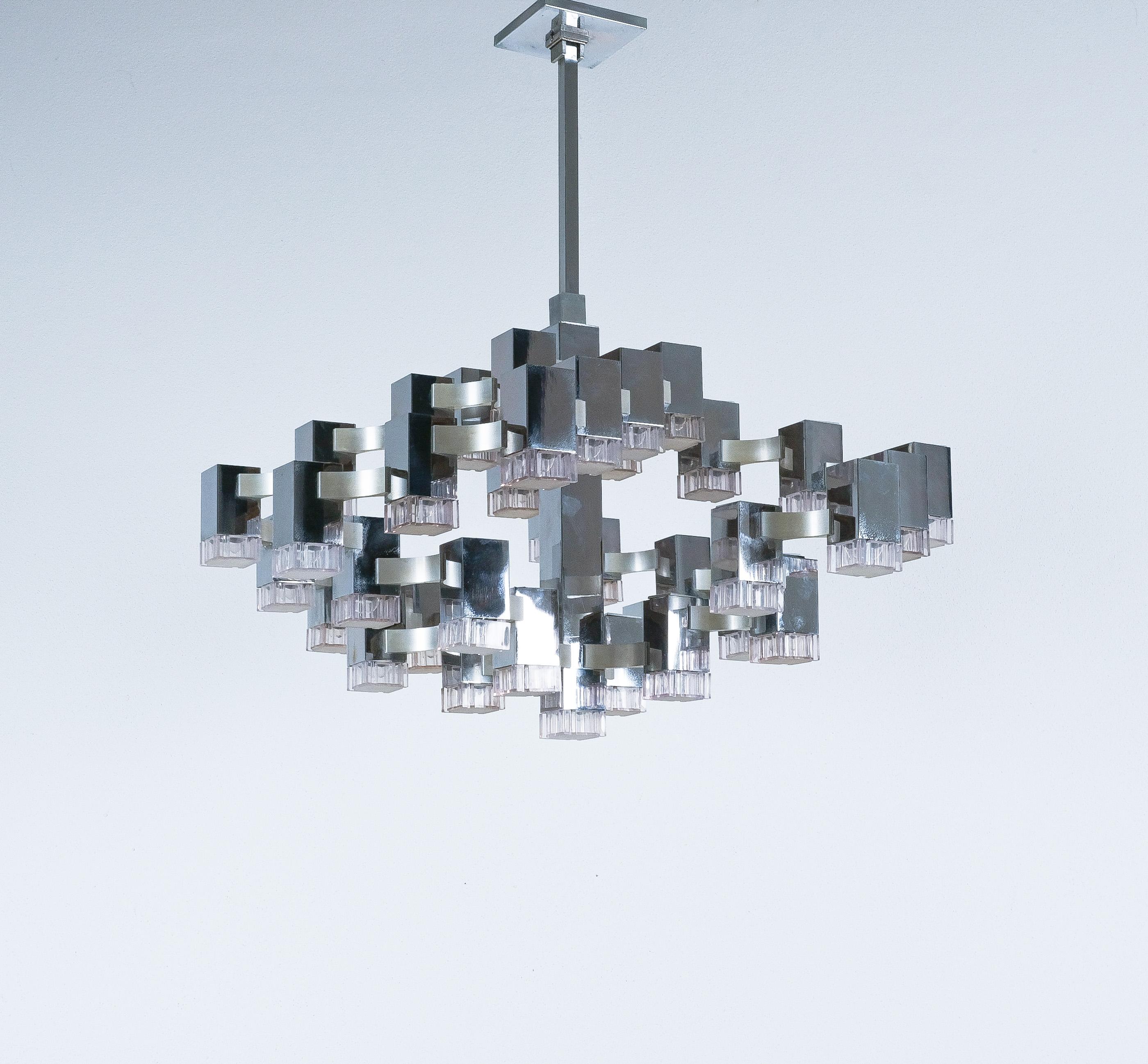 Gaetano Sciolari 37 Lights Cubic Chrome Kronleuchter, Italien, Mid-Century Modern (Moderne der Mitte des Jahrhunderts)