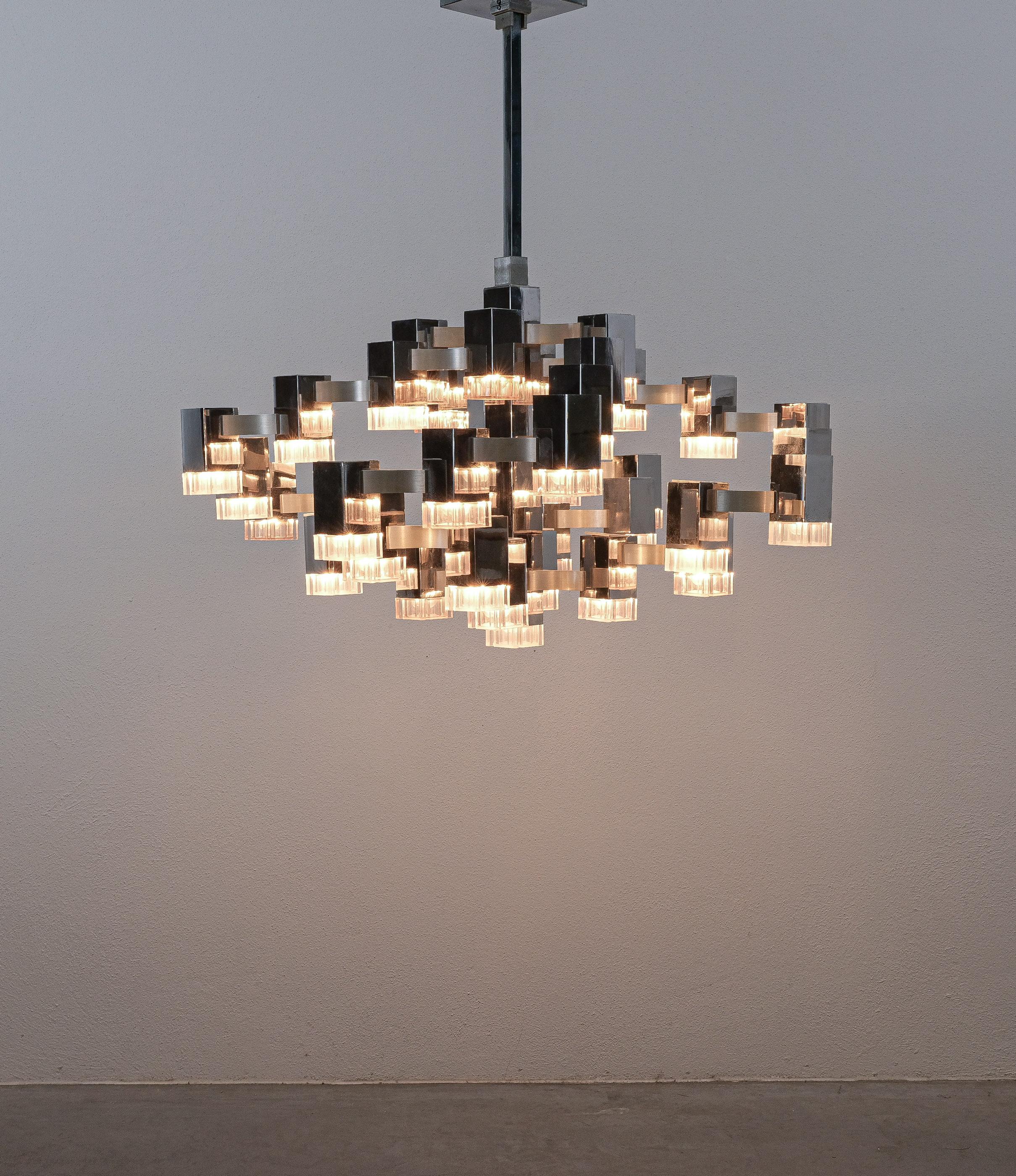Gaetano Sciolari 37 Lights Cubic Chrome Kronleuchter, Italien, Mid-Century Modern im Zustand „Gut“ in Vienna, AT