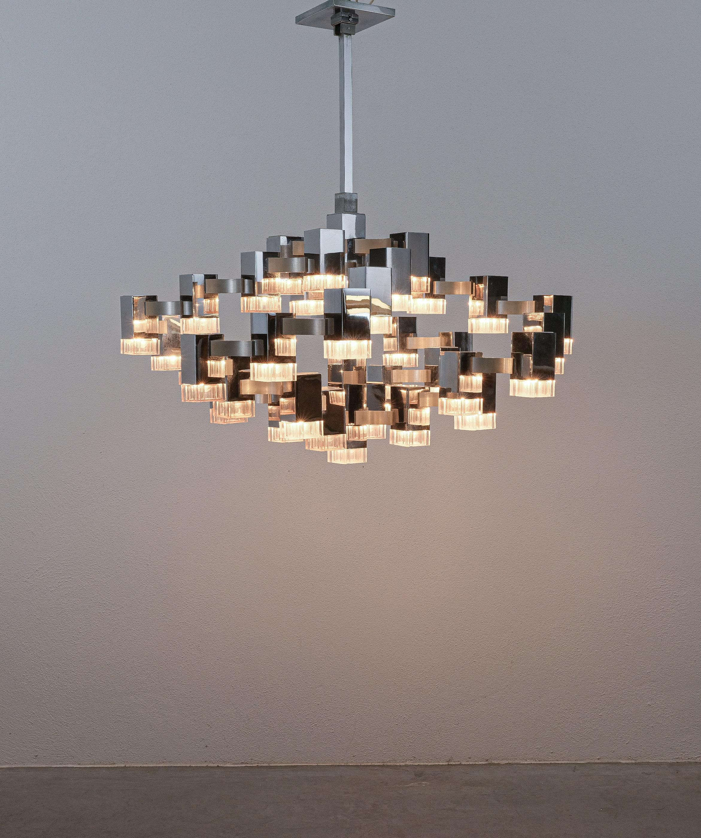 Gaetano Sciolari 37 Lights Cubic Chrome Kronleuchter, Italien, Mid-Century Modern (Aluminium)