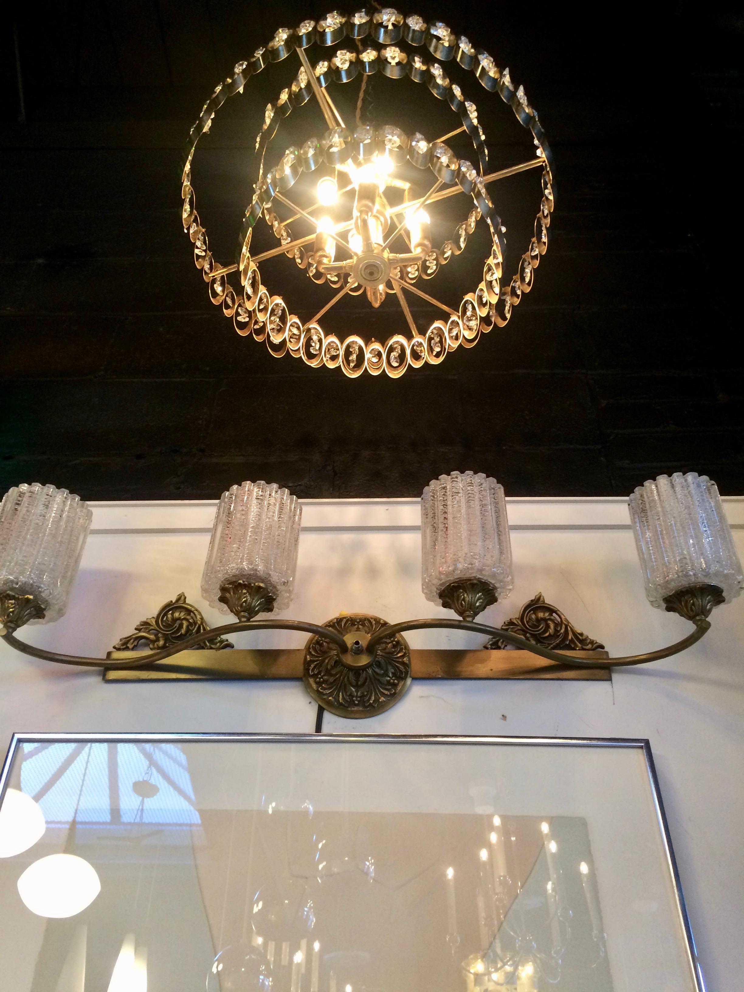 Cristal Lampe à suspension Gaetano Sciolari en laiton à trois niveaux avec cristaux en forme de gouttes multifacettes  en vente