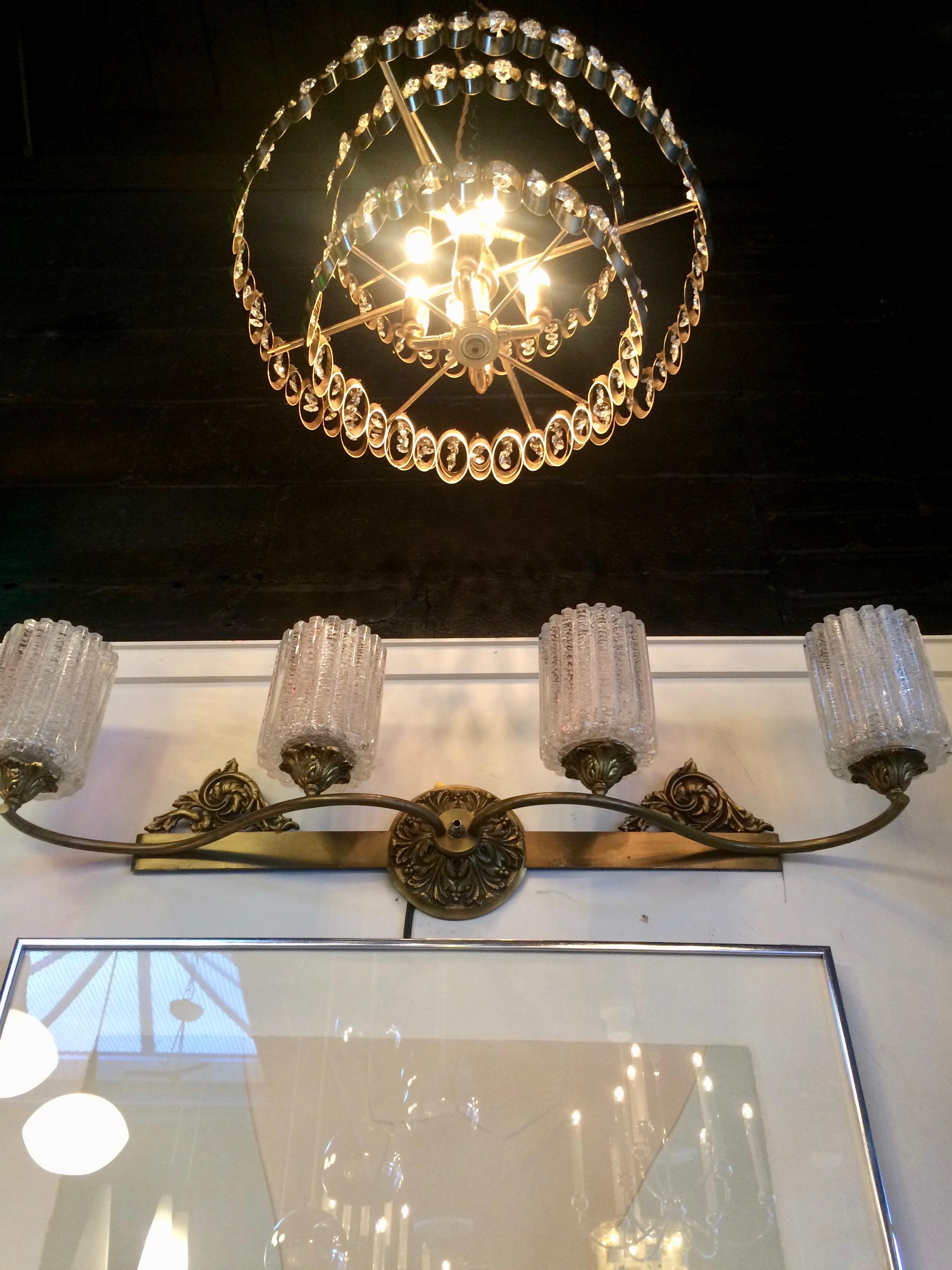 Laiton Lampe à suspension Gaetano Sciolari en laiton à trois niveaux avec cristaux en forme de gouttes multifacettes en vente