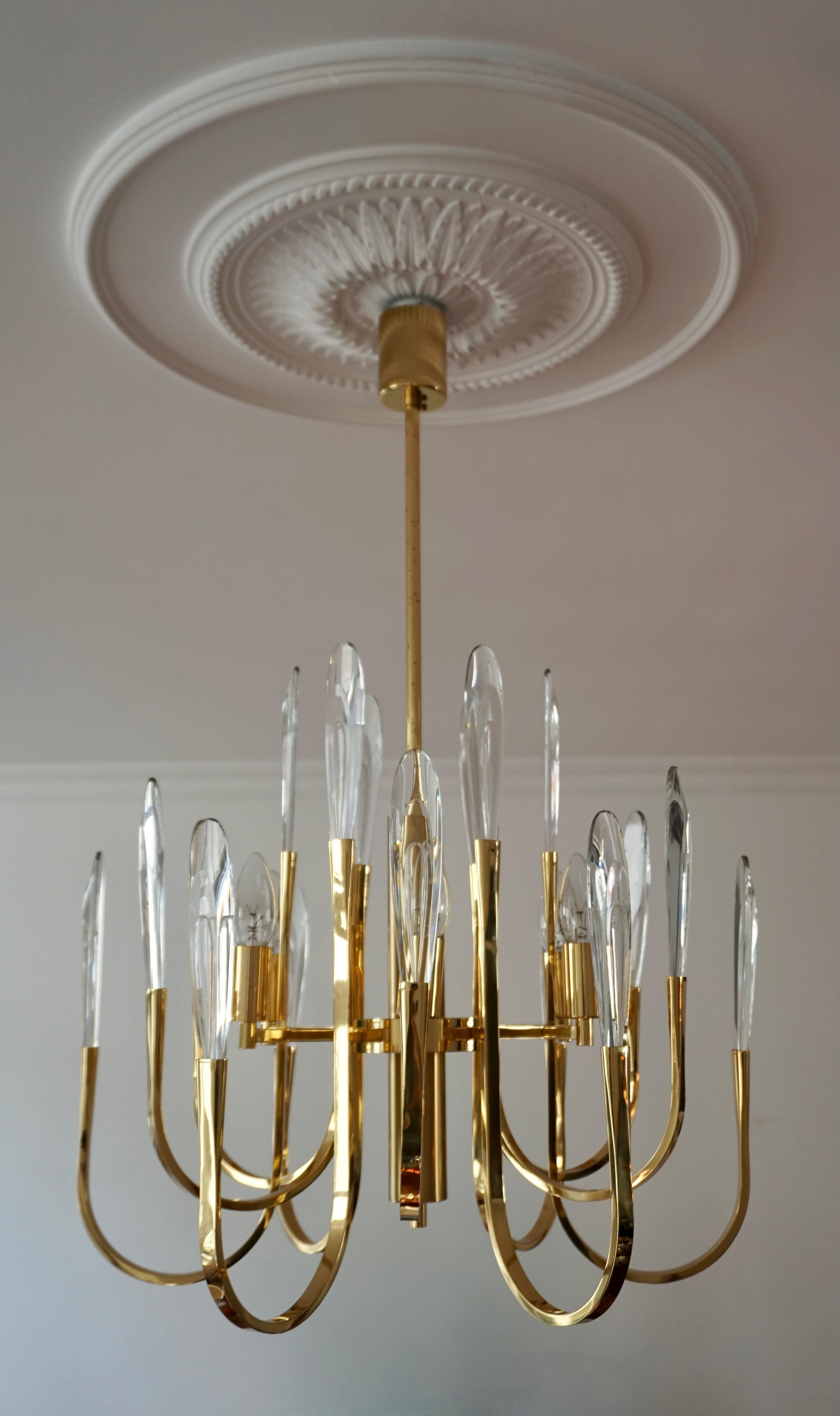 This modern elegant Italian vintage Gaetano Sciolari six-light chandelier has 24 beveled crystal prism glass pendants that attach to each arm. They do detach for shipping. It is from the 1970s. This is a beautiful chandelier from the 1970s but