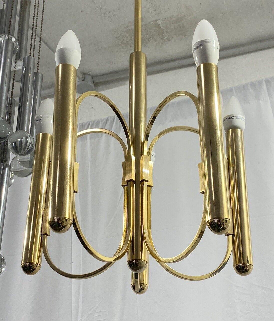 Lustre en laiton Gaetano Sciolari à 5 lumières design.

En très bon état de conservation, il n'y a pas de défauts esthétiques ou structurels à signaler, mais seulement des signes légers et évidents du temps. (Voir photo)

Hauteur 100 cm

35 cm de