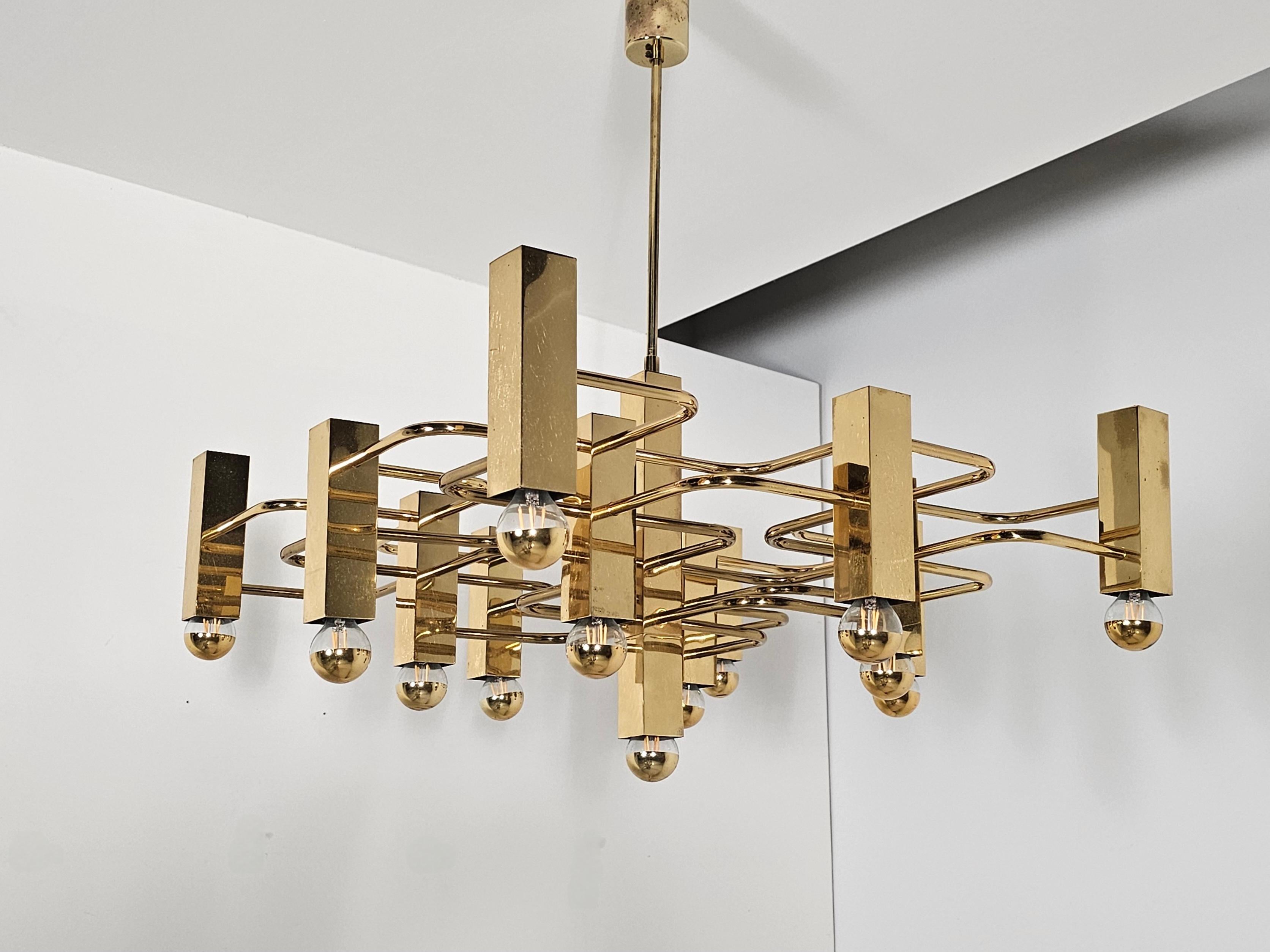 Large ceiling Lamp by Gaetano Sciolari for Belgian manufacturer S Boulanger, 1970s.

Imbued with timeless elegance this sculptural brass chandelier with 13 light fixtures, captivates sleek lines and beautiful details.

Comes with 13