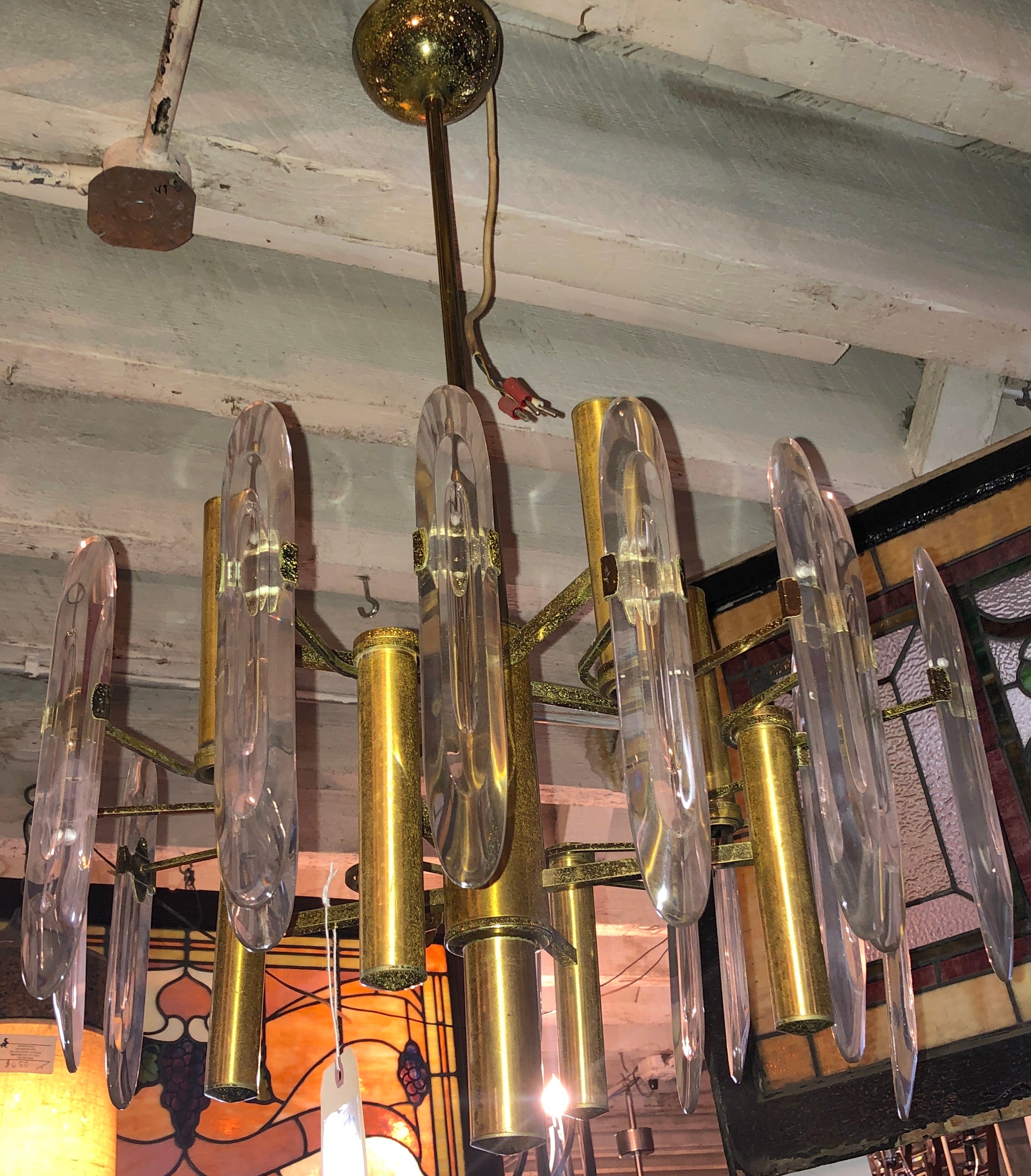 Lampadario in cristallo disegnato da Gaetano Sciolari per Stilkronen Italia. Le lampadine sono rivolte sia verso l'alto che verso il basso e sono incastonate dietro i prismi di vetro tagliato per un lampadario scintillante.
Si prega di confermare la