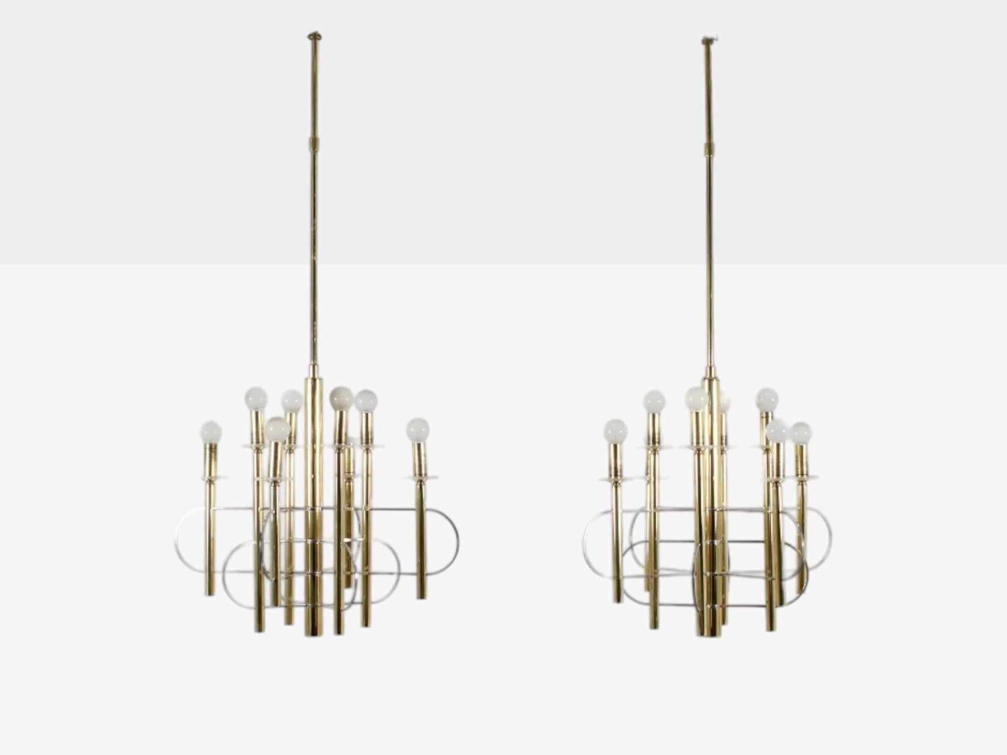 Gaetano Sciolari, modernité italienne du milieu du siècle, laiton, verre dépoli, lampes à suspension ou lustres, Italie, années 1970

Paire de lustres à huit lumières en laiton, verre et métal, conçus et produits par Gaetano Sciolari dans la seconde