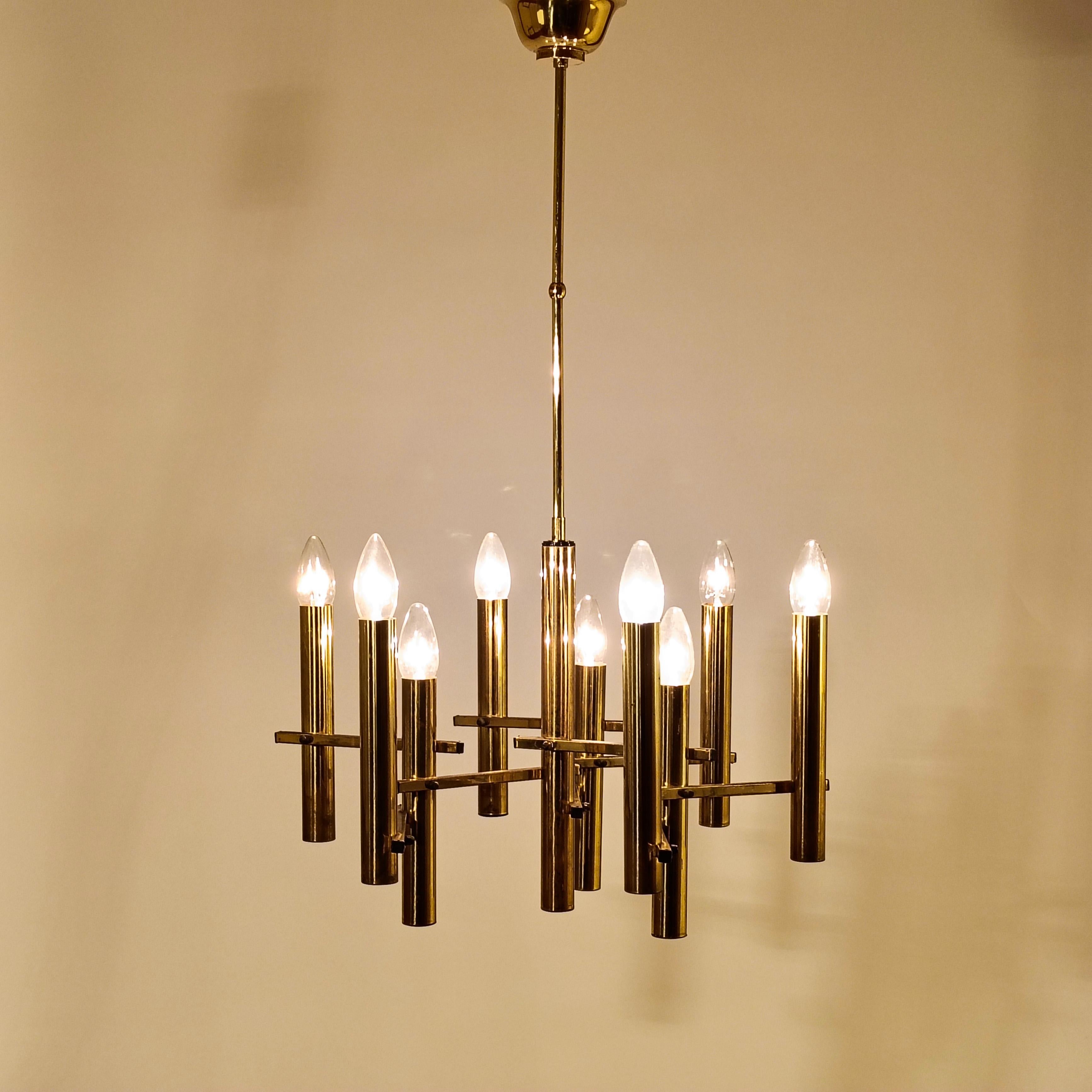 Brutalisme Gaetano Sciolari. Lustre brutaliste en laiton, Italie, années 1970 en vente