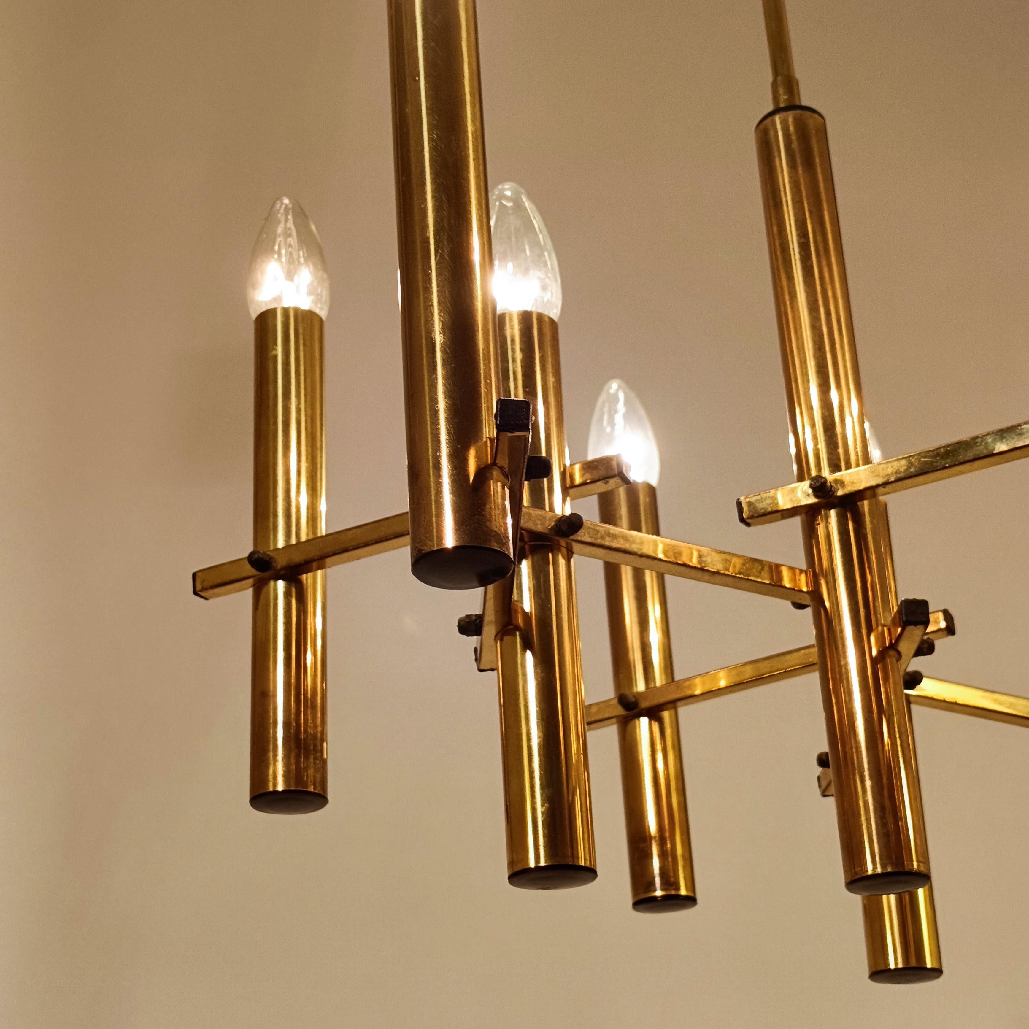 Fin du 20e siècle Gaetano Sciolari. Lustre brutaliste en laiton, Italie, années 1970 en vente
