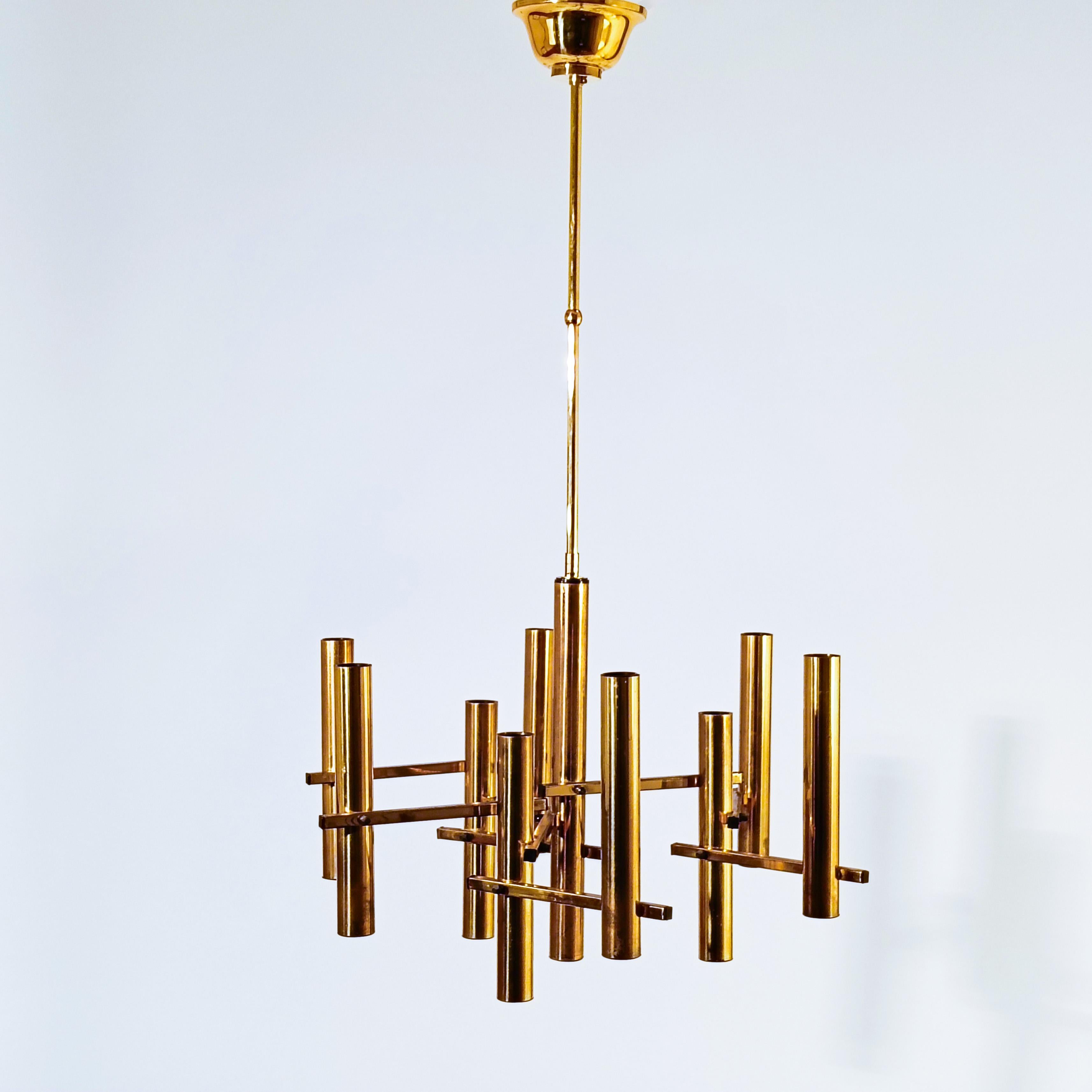 Gaetano Sciolari. Lustre brutaliste en laiton, Italie, années 1970 en vente 2